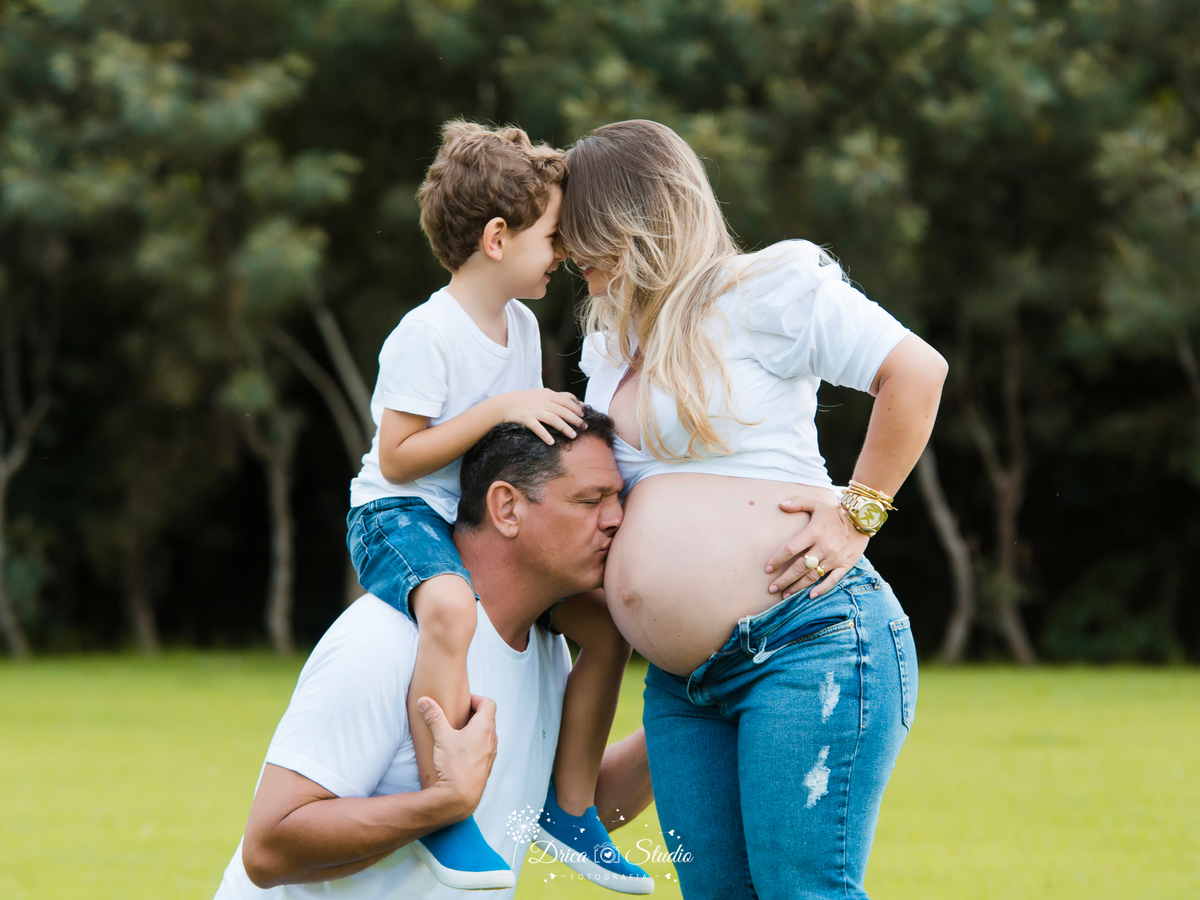 Ensaio família - ensaio fotográfico gestante - gestante - fotos casal - família - fotos ao ar livre - familia a espera de -  fotos espontâneas - roupas gestante - gestação - drica studio fotografias - Xinguara - Pará 