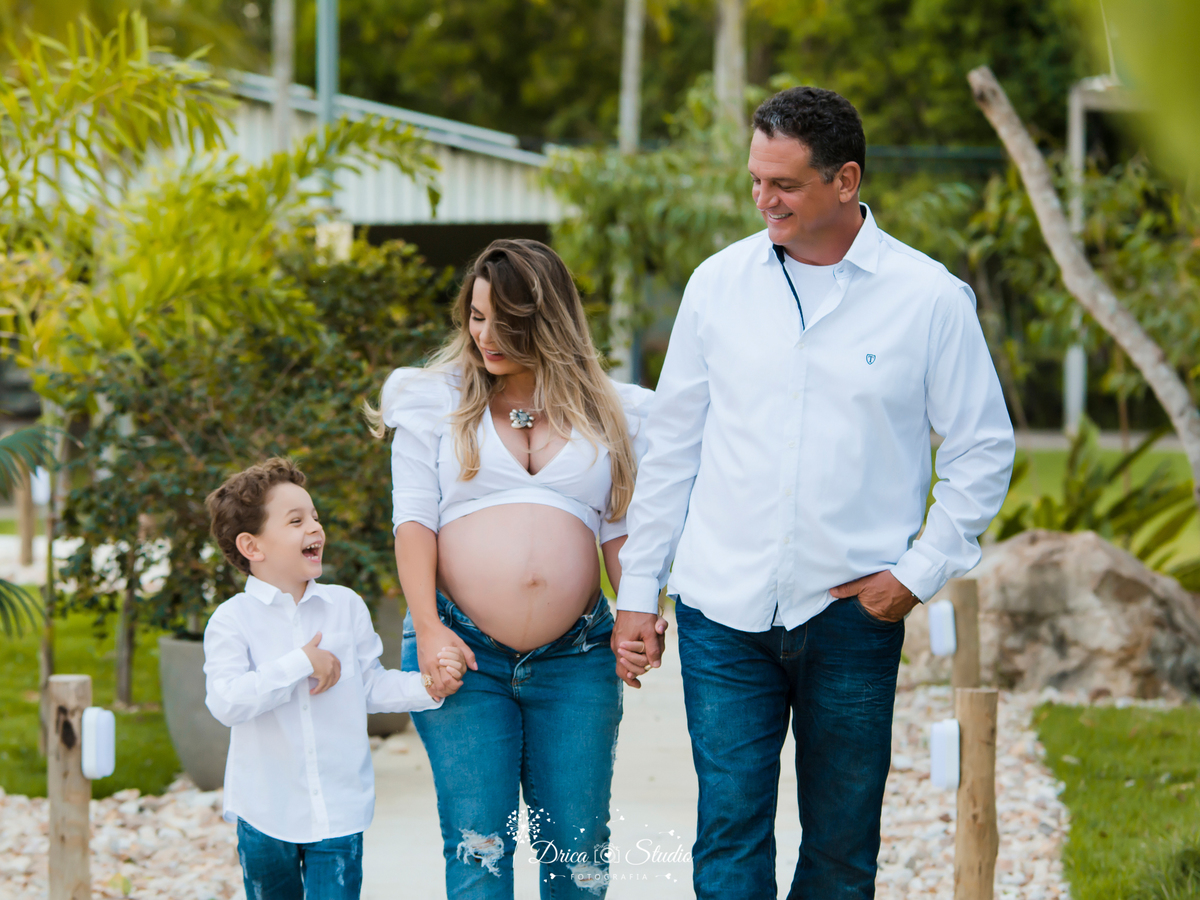 Ensaio família - ensaio fotográfico gestante - gestante - caminhando -  fotos casal - família - fotos ao ar livre - fotos espontâneas - roupas gestante - gestação - drica studio fotografias - Xinguara - Pará 