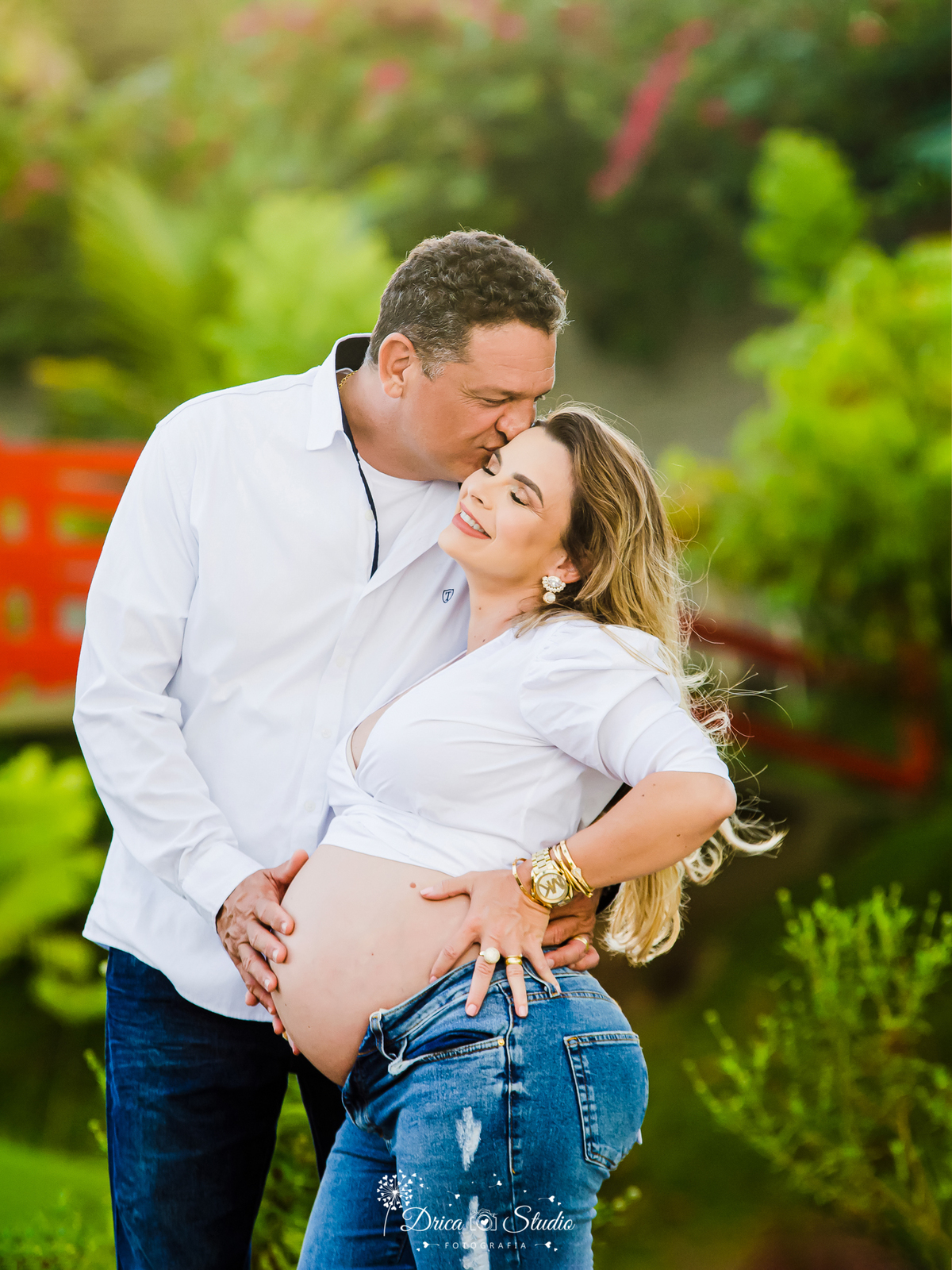 Ensaio família - ensaio fotográfico gestante - gestante - casal beijando - fotos casal - família - fotos ao ar livre - fotos espontâneas - roupas gestante - gestação - drica studio fotografias - Xinguara - Pará 