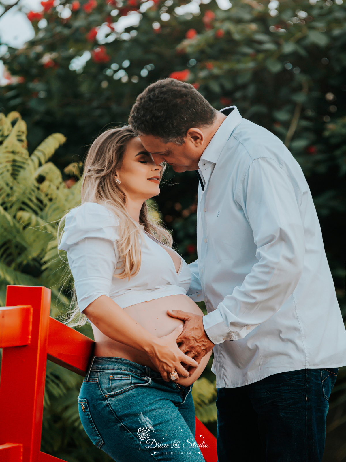 Ensaio família - ensaio fotográfico gestante - gestante - fotos casal - família - fotos ao ar livre - fotos casal beijando - fotos espontâneas - roupas gestante - gestação - drica studio fotografias - Xinguara - Pará 