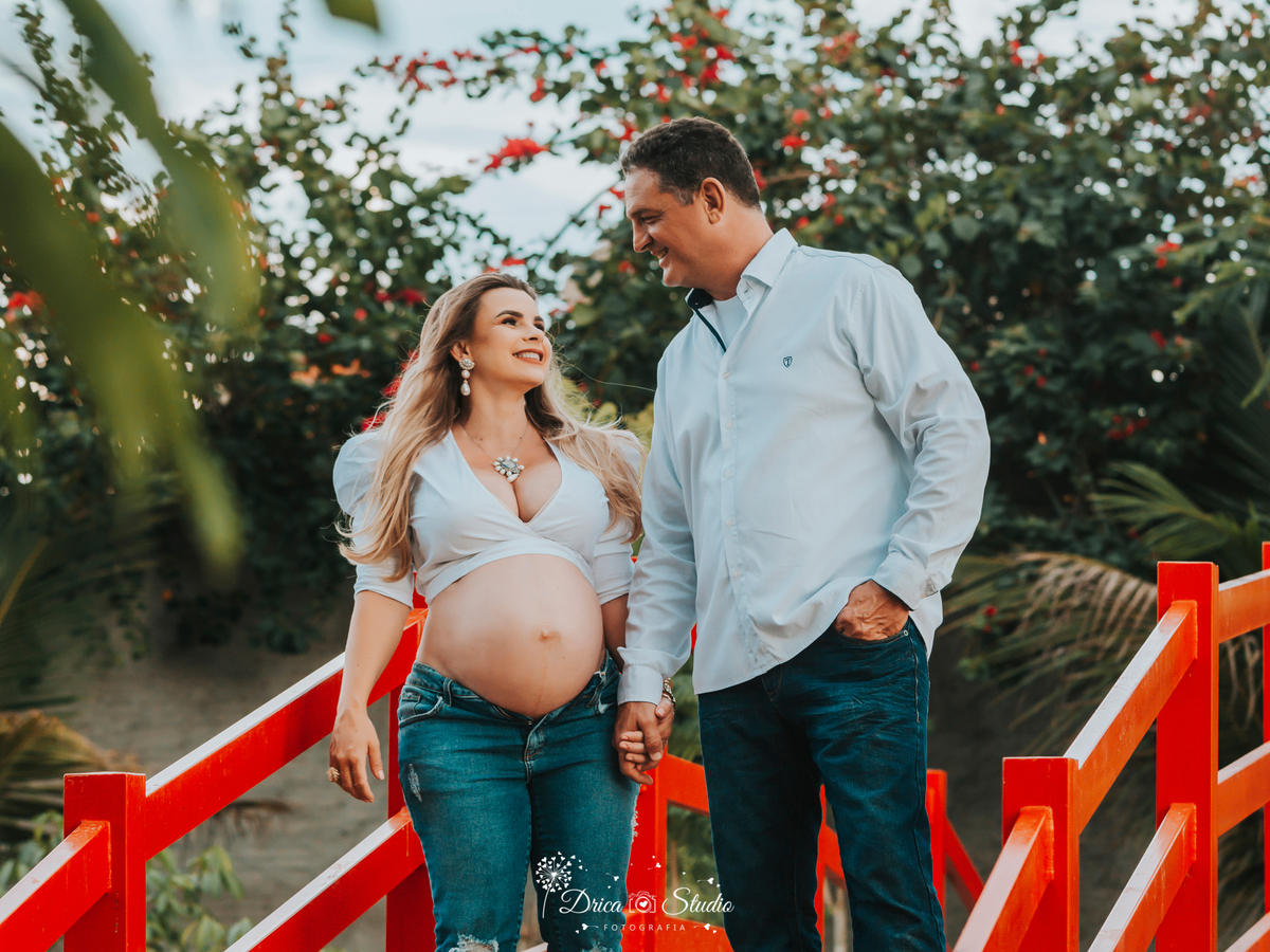 Ensaio família - ensaio fotográfico gestante - gestante - fotos casal caminhando - fotos casal - família - fotos ao ar livre - fotos espontâneas - roupas gestante - gestação - drica studio fotografias - Xinguara - Pará 