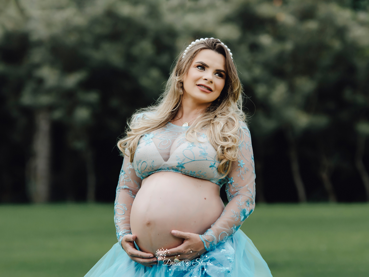 Ensaio família - ensaio fotográfico gestante - gestante - fotos casal - família - fotos ao ar livre - fotos espontâneas - roupas gestante - gestante loira - gestação - drica studio fotografias - Xinguara - Pará 