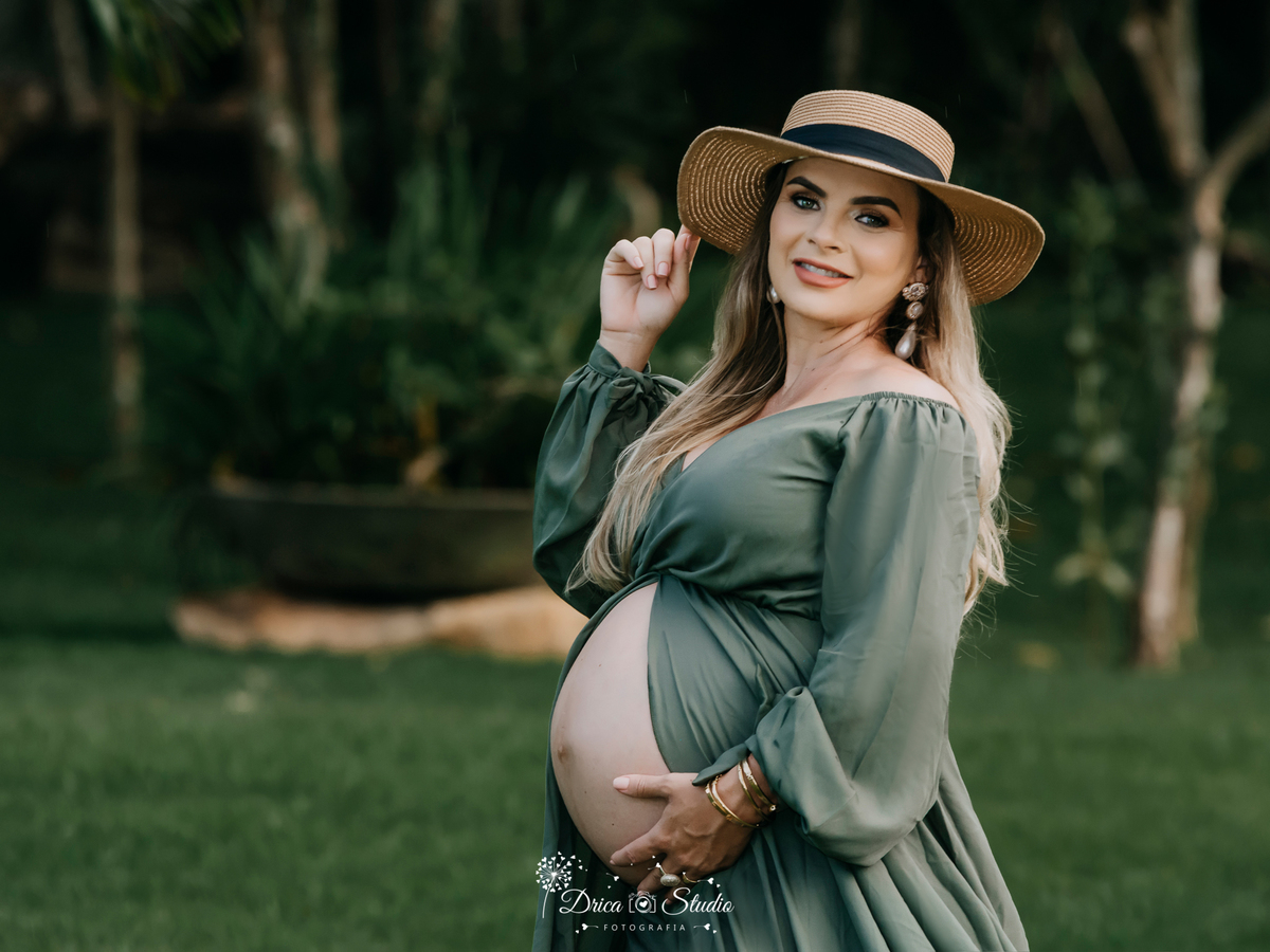 Ensaio família - ensaio fotográfico gestante - gestante - fotos casal - gestante com chapéu - família - fotos ao ar livre - fotos espontâneas - roupas gestante - gestação - drica studio fotografias - Xinguara - Pará 