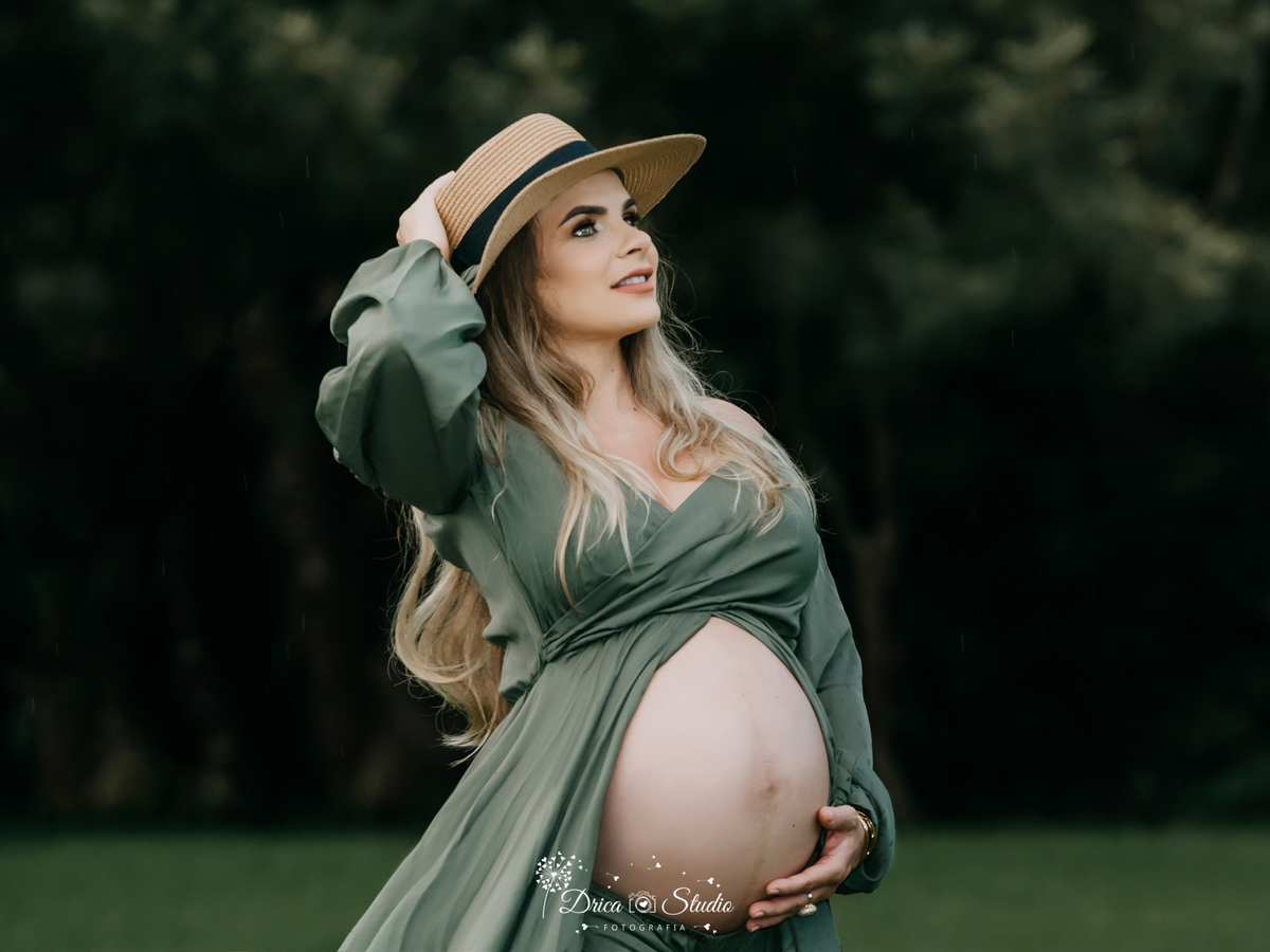 Ensaio família - ensaio fotográfico gestante - gestante - fotos casal - gestante com roupa verde - família - fotos ao ar livre - fotos espontâneas - roupas gestante - gestação - drica studio fotografias - Xinguara - Pará 