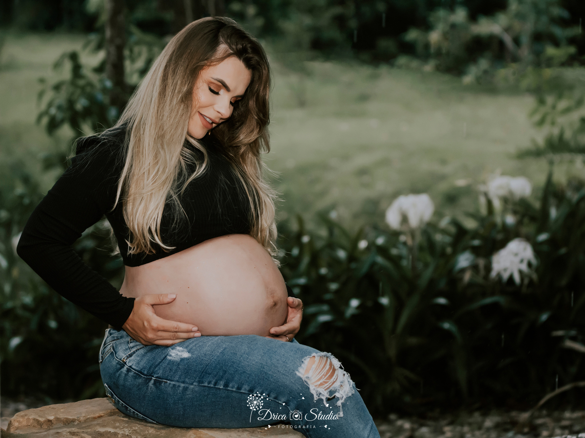 Ensaio família - ensaio fotográfico gestante - gestante - gestante de calça -fotos casal - família - fotos ao ar livre - fotos espontâneas - roupas gestante - gestação - drica studio fotografias - Xinguara - Pará 