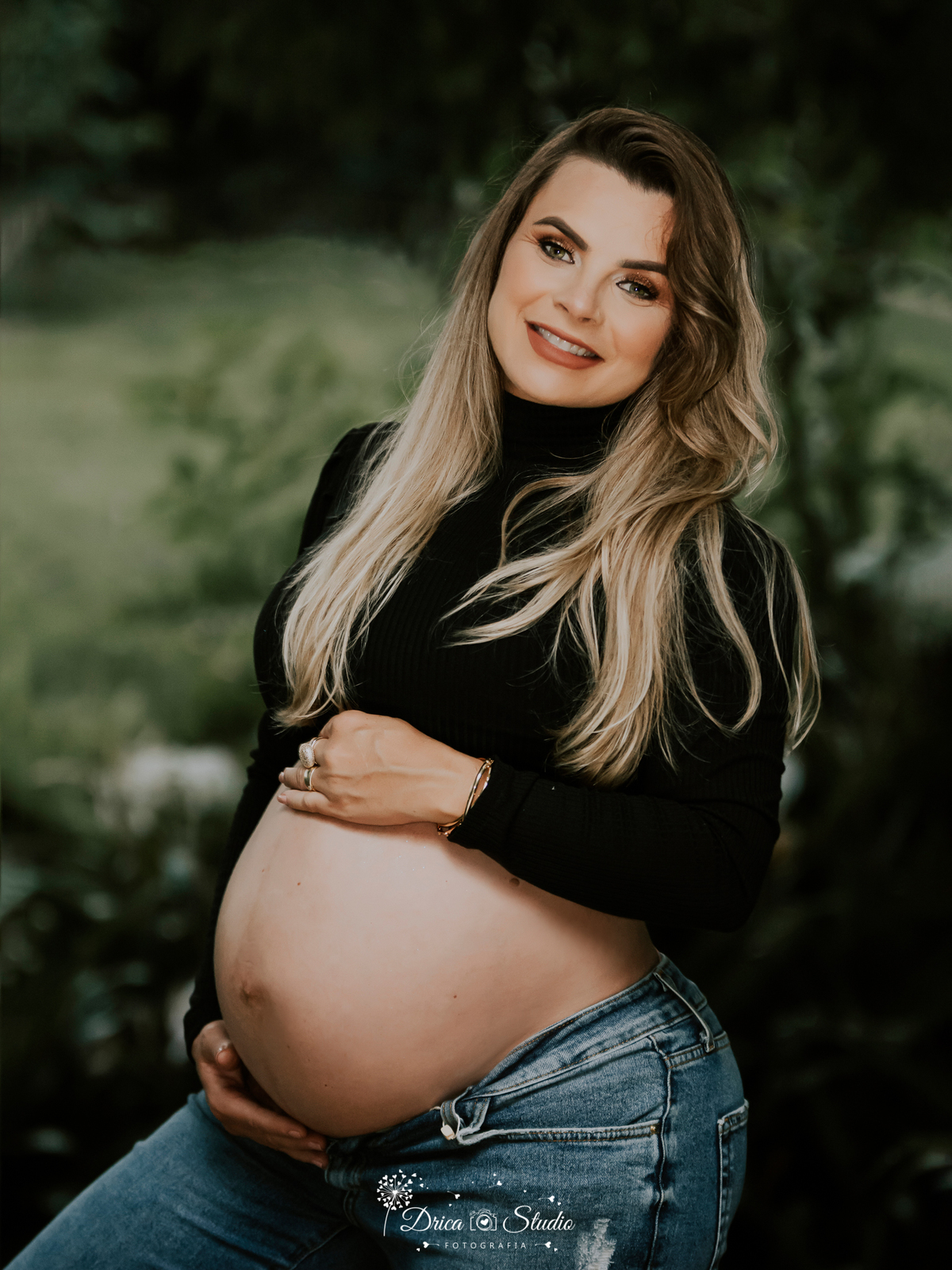 Ensaio família - ensaio fotográfico gestante - gestante - gestante de blusa preta - fotos casal - família - fotos ao ar livre - fotos espontâneas - roupas gestante - gestação - drica studio fotografias - Xinguara - Pará 