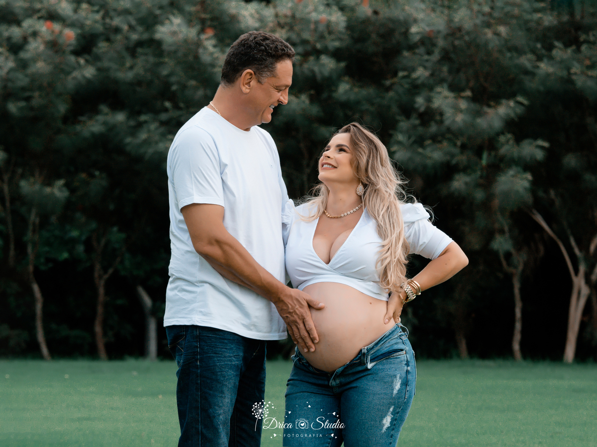 Ensaio família - ensaio casal com roupa branca - ensaio fotográfico gestante - gestante - fotos casal - família - fotos ao ar livre - fotos espontâneas - roupas gestante - gestação - drica studio fotografias - Xinguara - Pará 