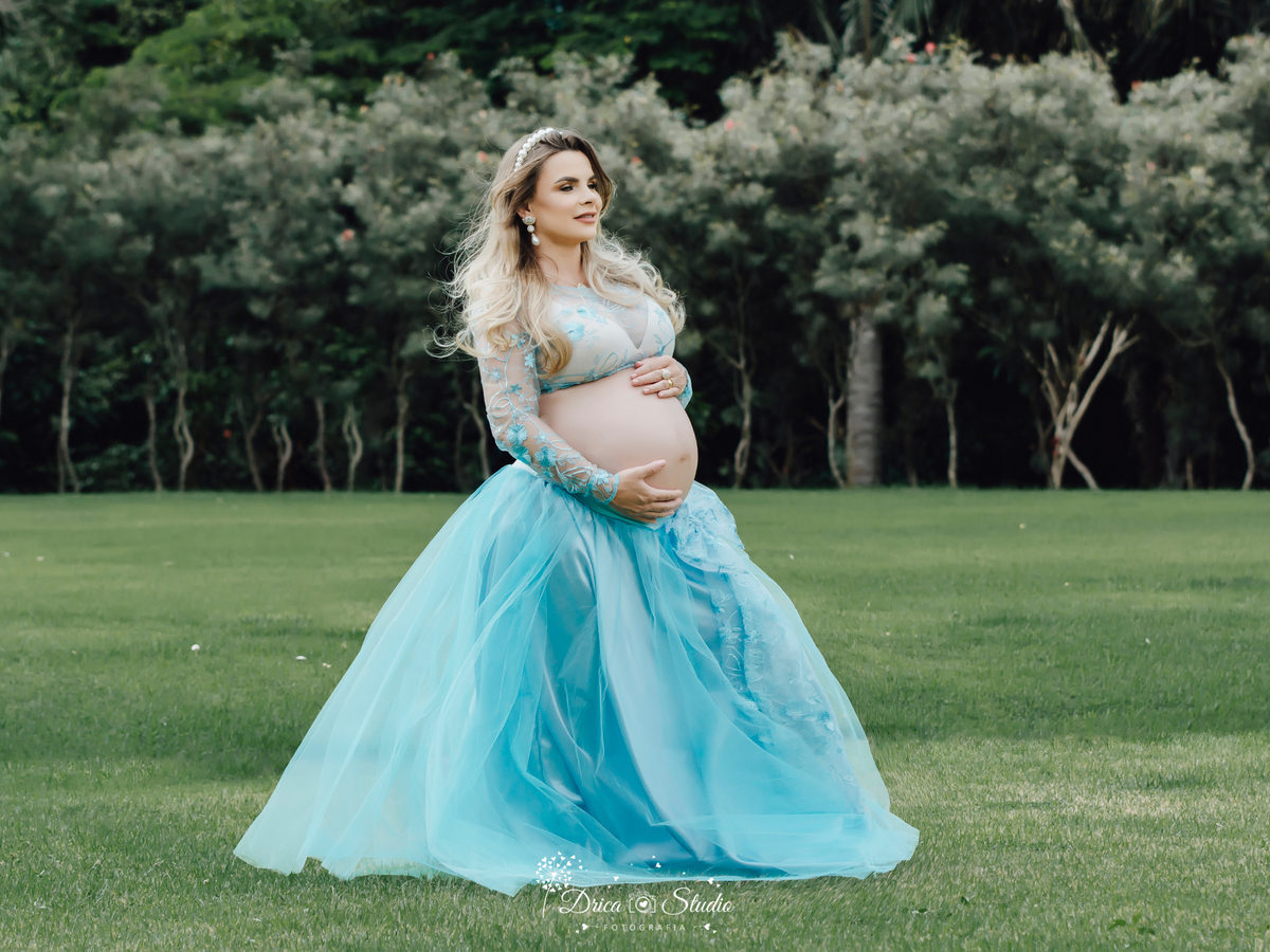 Ensaio família - ensaio fotográfico gestante - gestante - fotos casal - família - fotos ao ar livre - gestante com roupa azul -  fotos espontâneas - roupas gestante - gestação - drica studio fotografias - Xinguara - Pará 