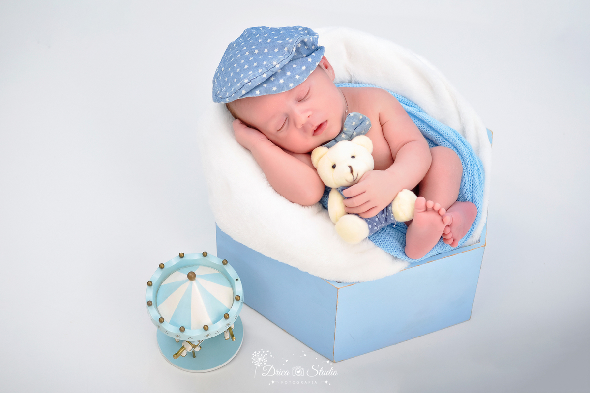 newborn - recém nascido - 11 dias - meu mundo azul - bebê - ensaio fotográfico de recém nascido - ensaio fotográfico bebê - fotos profissionais de bebê - carrossel - menino - ursinho - boina  - drica studio fotografias - xinguara - pará