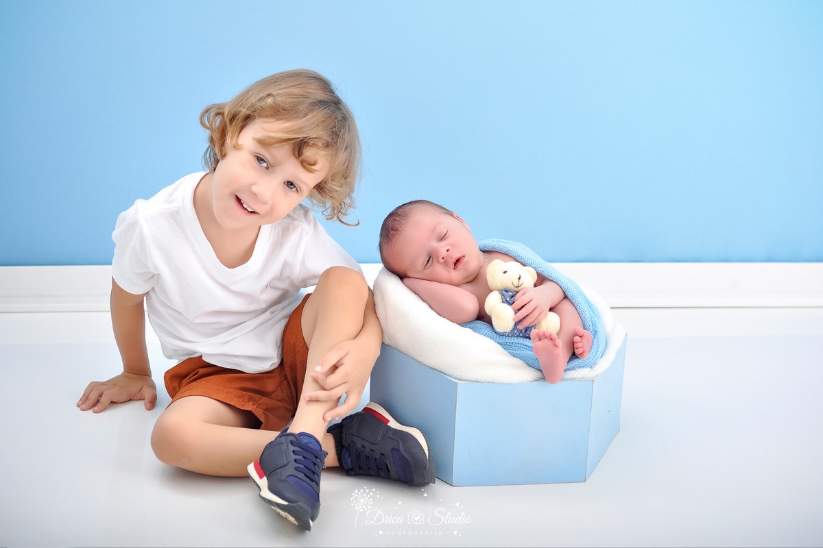 newborn - recém nascido - 11 dias - meu mundo azul - bebê - ensaio fotográfico de recém nascido - ensaio fotográfico bebê - fotos profissionais de bebê - irmãos - ursinho - drica studio fotografias - xinguara - pará