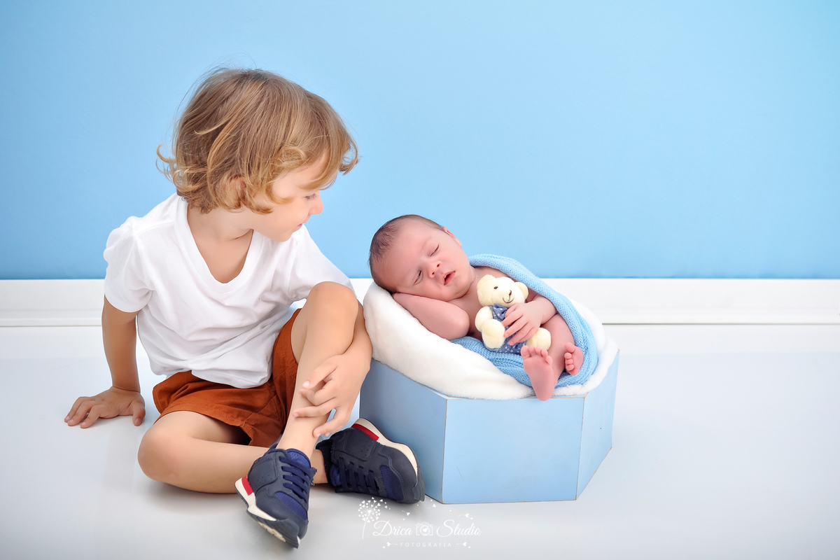 newborn - recém nascido - 11 dias - meu mundo azul - bebê - ensaio fotográfico de recém nascido - ensaio fotográfico bebê - fotos profissionais de bebê - amor de irmãos - ursinho -drica studio fotografias - xinguara - pará