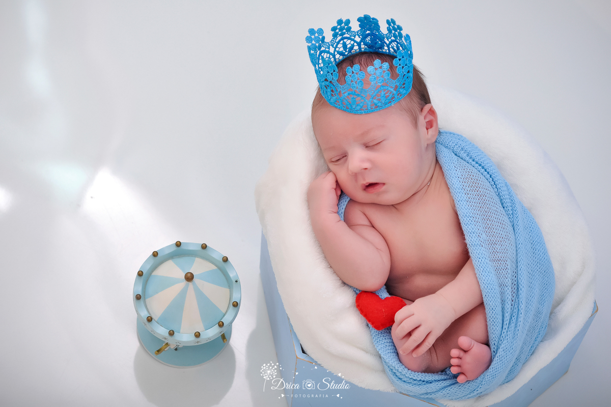newborn - recém nascido - 11 dias - meu mundo azul - bebê - ensaio fotográfico de recém nascido - ensaio fotográfico bebê - fotos profissionais de bebê - príncipe - coroa  - drica studio fotografias - xinguara - pará