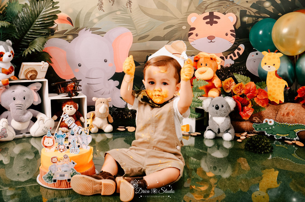 Safari - smash de cake - cenário - fotos - meu mundo azul - brincadeira de criança - fotos de 1 aninho - bolo - temas para aniversario - ensaio infantil - menino - estilo - meu primeiro aninho - Drica Studio - Xinguara - Pará