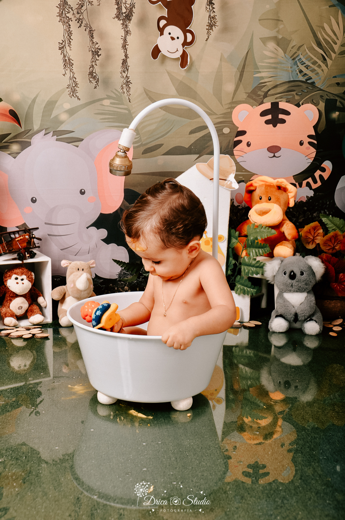 Safari - smash de cake - cenário - fotos - meu mundo azul - banheira - banho - fotos de 1 aninho - bolo - temas para aniversario - ensaio infantil - menino - estilo - meu primeiro aninho - Drica Studio - Xinguara - Pará