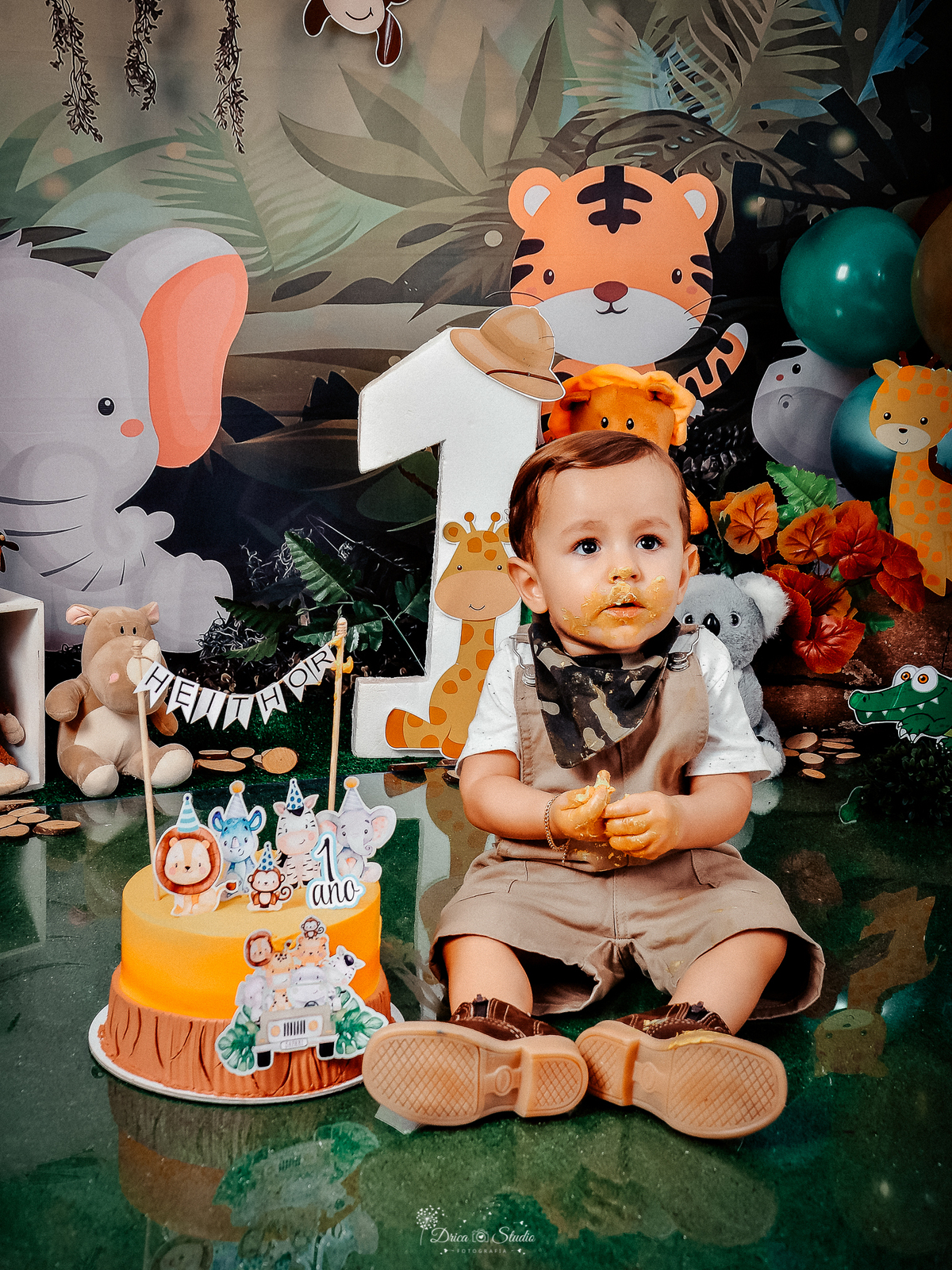 Safari - smash de cake - diversão comendo - cenário - fotos - meu mundo azul - fotos de 1 aninho - bolo - temas para aniversario - ensaio infantil - menino - estilo - meu primeiro aninho - Drica Studio - Xinguara - Pará