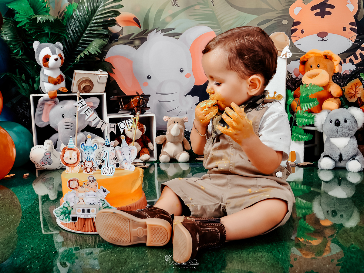 Safari - smash de cake - cenário - fotos - meu mundo azul - lambuzado - fotos de 1 aninho - bolo - temas para aniversario - ensaio infantil - menino - estilo - meu primeiro aninho - Drica Studio - Xinguara - Pará