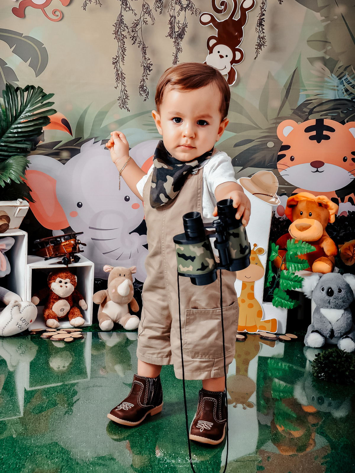 Safari - smash de cake - cenário - fotos - meu mundo azul - fotos de 1 aninho - bolo - temas para aniversario - ensaio infantil - menino - estilo - meu primeiro aninho - divertido Drica Studio fotografia - Xinguara - Pará