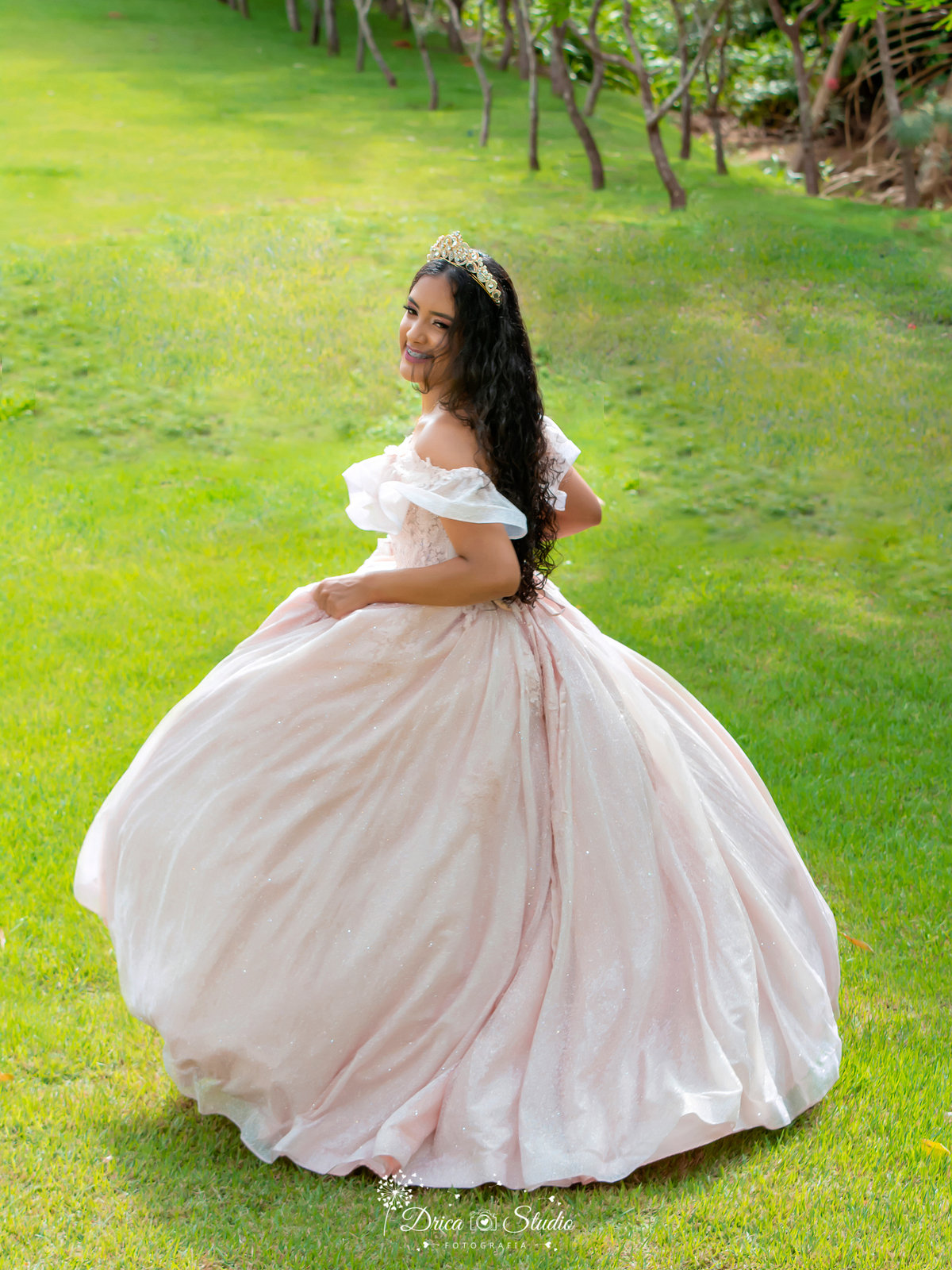 15 anos - Vestido - importante - mundo rosa - debutante - festa - fotos correndo  - dia magico - menina mulher - princesa - debutando - crescimento - juventude - Drica studio - Xinguara - Pará - fotografia 