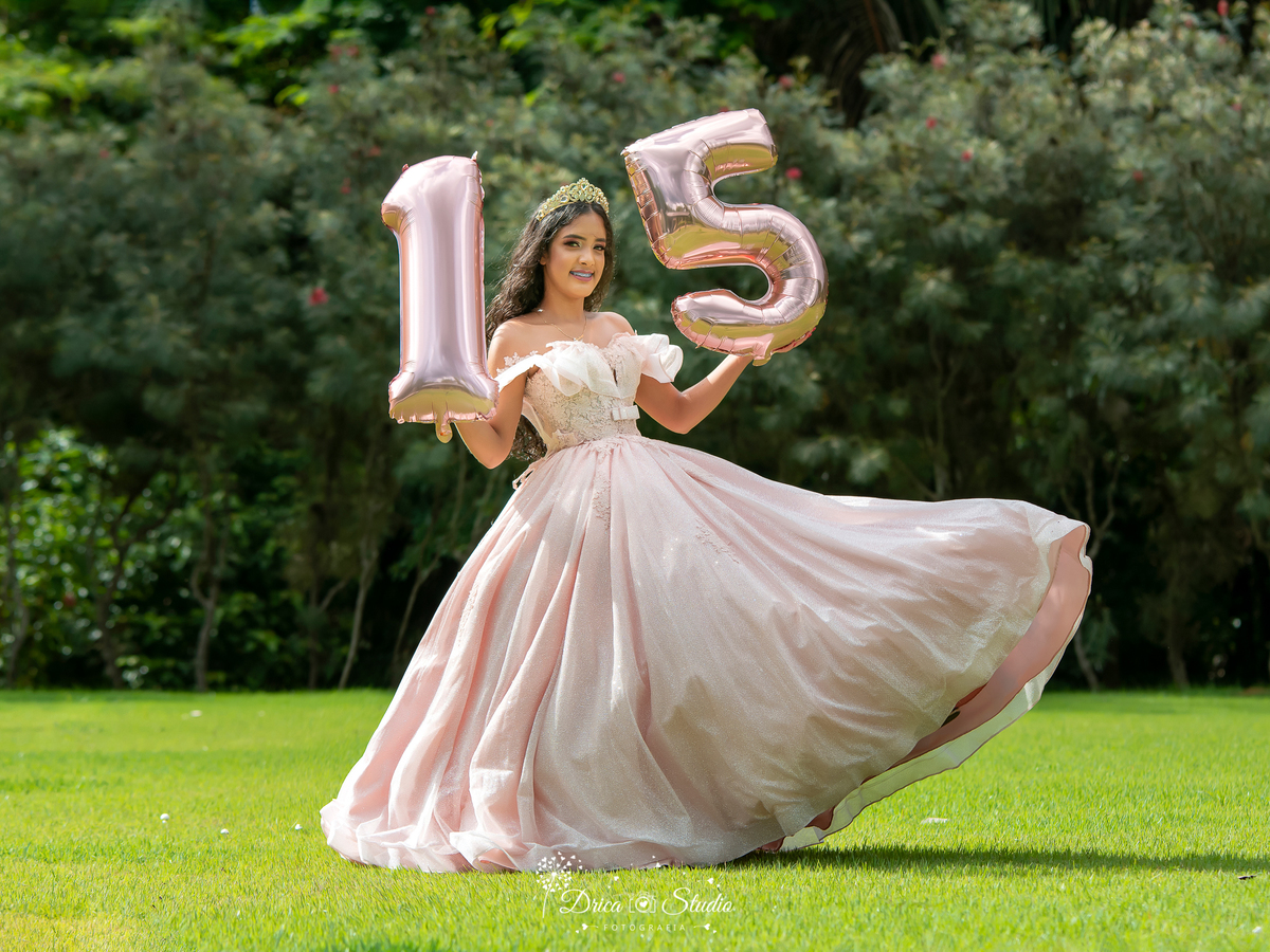 15 anos - Vestido - importante - mundo rosa - debutante - fotos com balão - festa - dia magico - menina mulher - princesa - debutando - crescimento - juventude - Drica studio - Xinguara - Pará - fotografia 