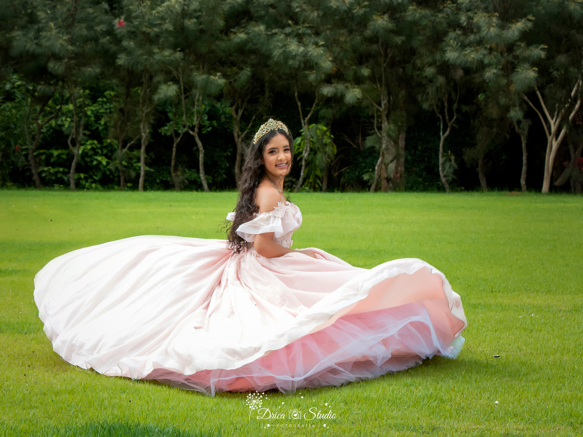 15 anos - Vestido - importante - mundo rosa - debutante  fotos vestido voando - festa - dia magico - menina mulher - princesa - debutando - crescimento - juventude - Drica studio - Xinguara - Pará - fotografia 