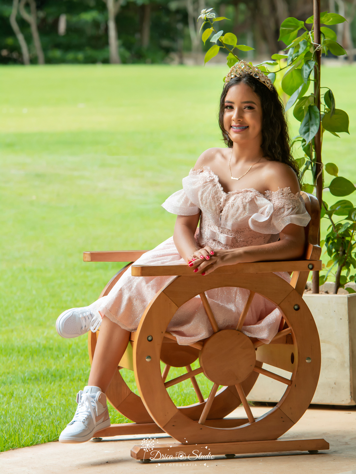 15 anos - Vestido - importante - mundo rosa - debutante  fotos em banquinho - festa - dia magico - menina mulher - princesa - debutando - crescimento - juventude - Drica studio - Xinguara - Pará - fotografia 