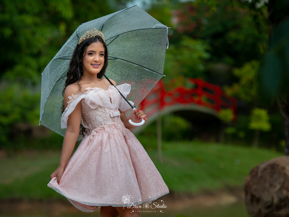 15 anos - Vestido - importante - mundo rosa - debutante - festa - fotos na chuva - dia magico - menina mulher - princesa - debutando - crescimento - juventude - Drica studio - Xinguara - Pará - fotografia 