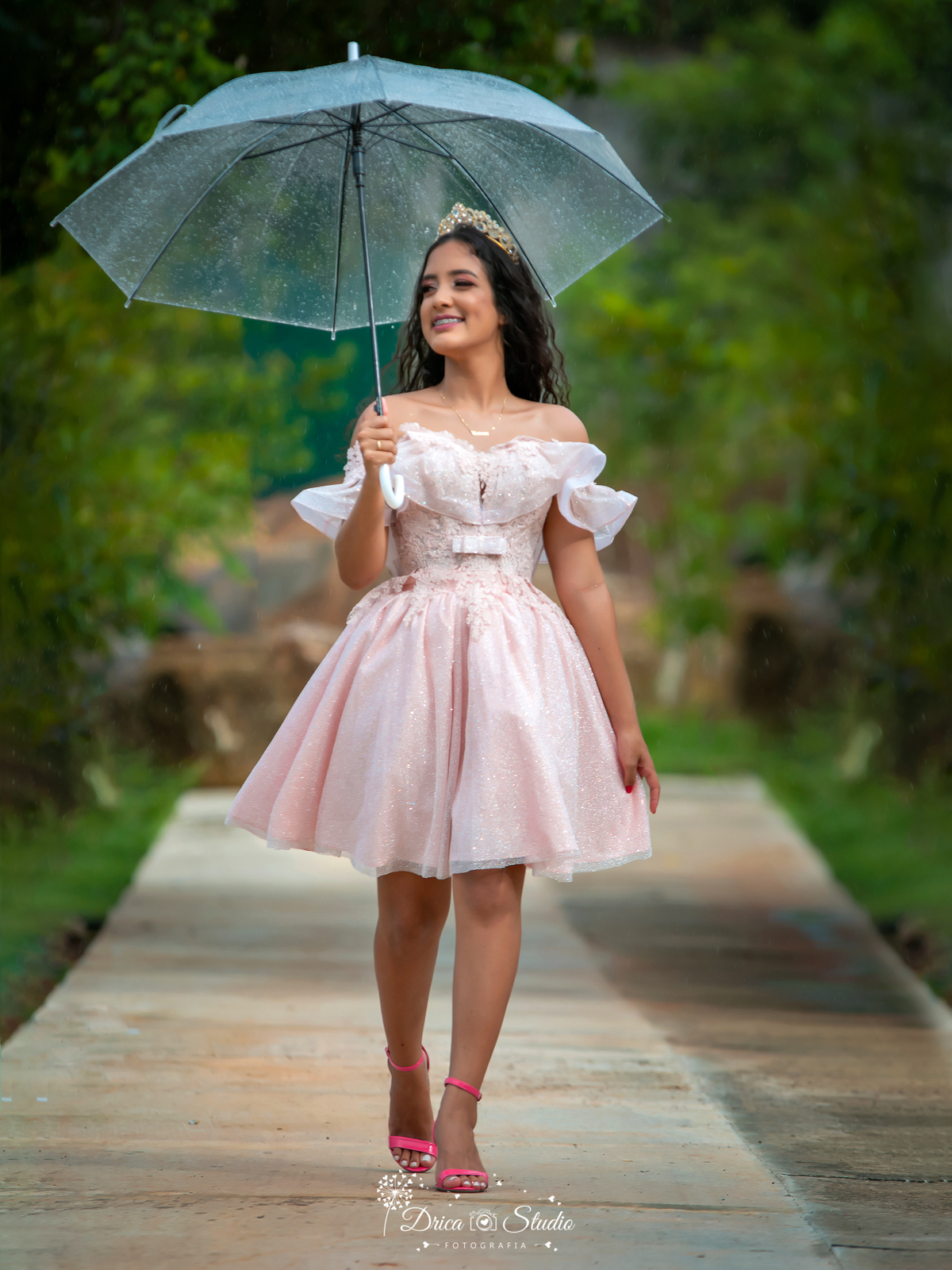 15 anos - Vestido - importante - mundo rosa - debutante - festa - caminhando na chuva - dia magico - menina mulher - princesa - debutando - crescimento - juventude - Drica studio - Xinguara - Pará - fotografia 