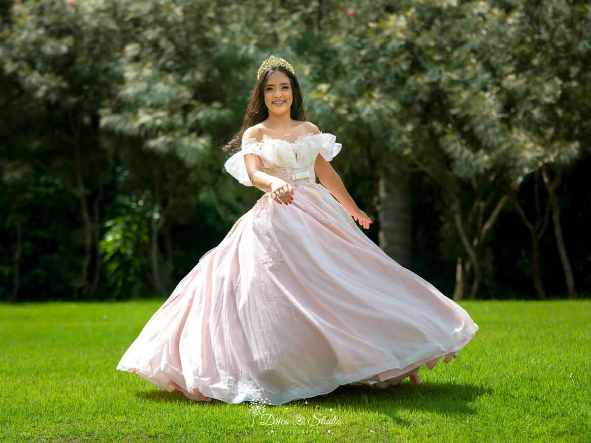15 anos - Vestido - importante - mundo rosa - debutante - vestido lindo - festa - dia magico - menina mulher - princesa - debutando - crescimento - juventude - Drica studio - Xinguara - Pará - fotografia 