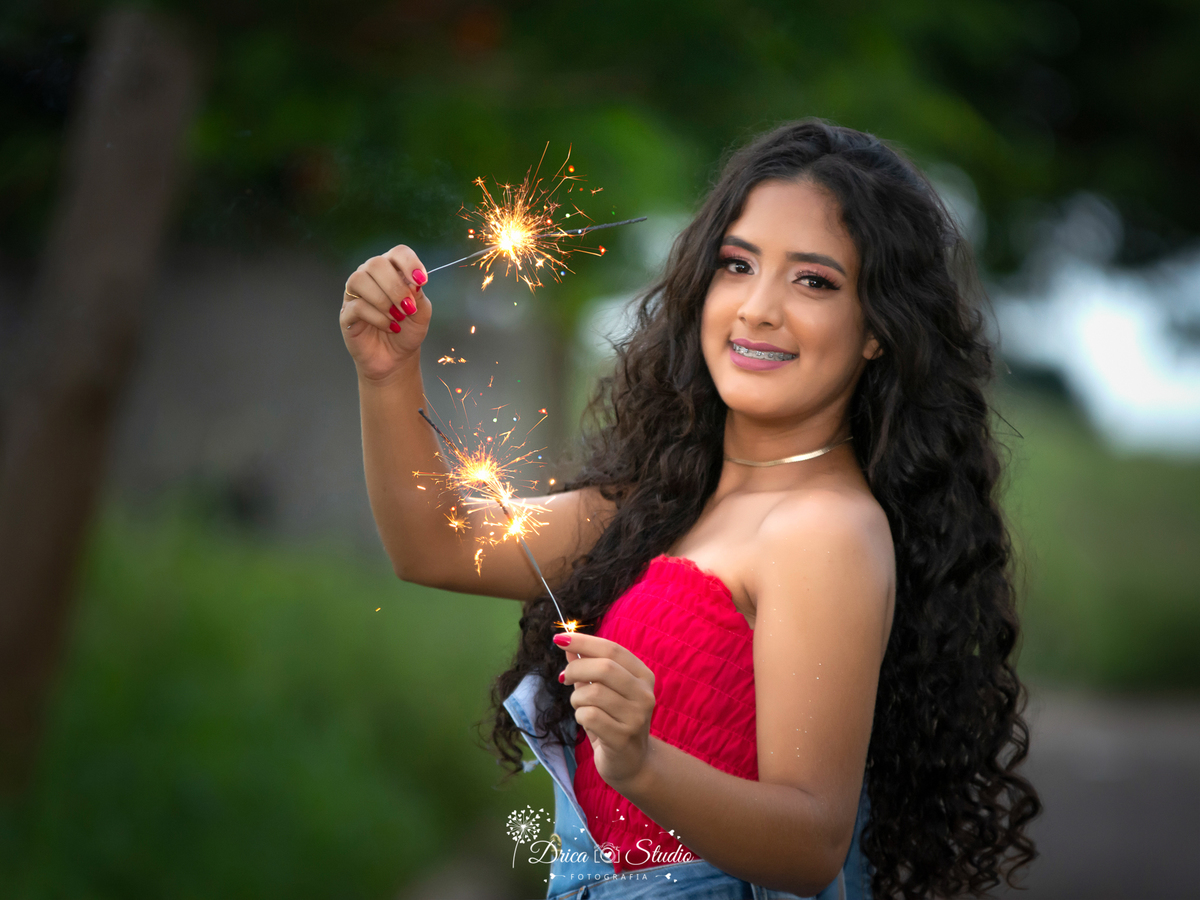15 anos - Vestido - importante - mundo rosa - debutante - festa - dia magico - menina mulher - princesa - fotos com fogos - debutando - crescimento - juventude - Drica studio - Xinguara - Pará - fotografia 