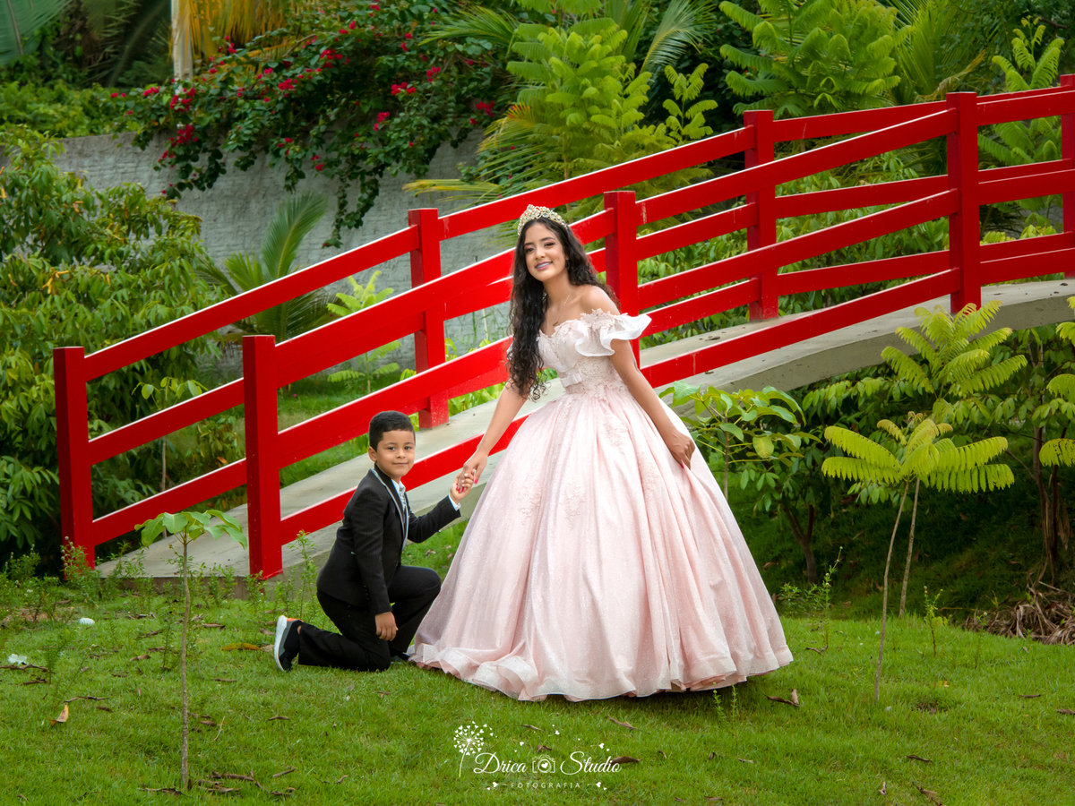 15 anos - Vestido - importante - mundo rosa - debutante - irmãos - festa - dia magico - menina mulher - princesa - debutando - crescimento - juventude - Drica studio - Xinguara - Pará - fotografia 