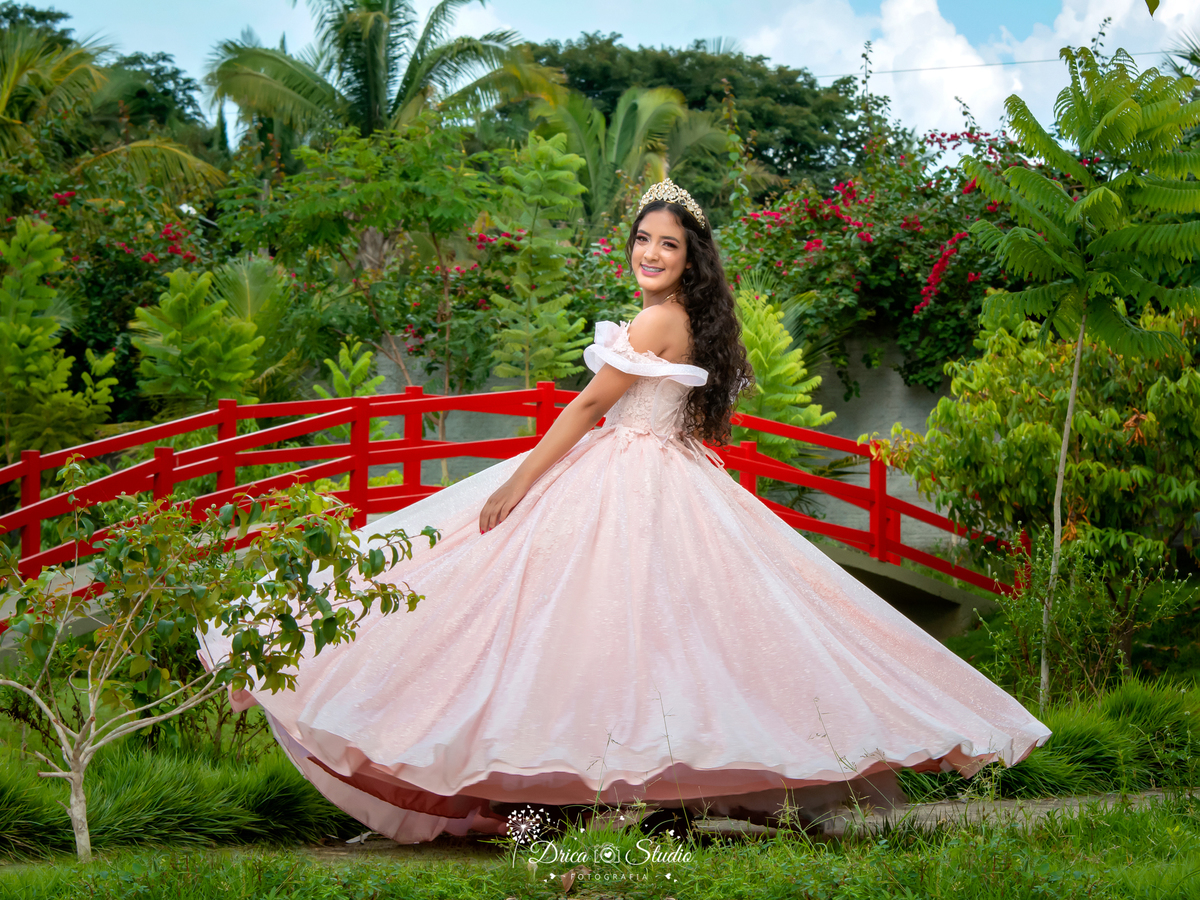 15 anos - Vestido - importante - mundo rosa - debutante - felicidade - festa - dia magico - menina mulher - princesa - debutando - crescimento - juventude - Drica studio - Xinguara - Pará - fotografia 