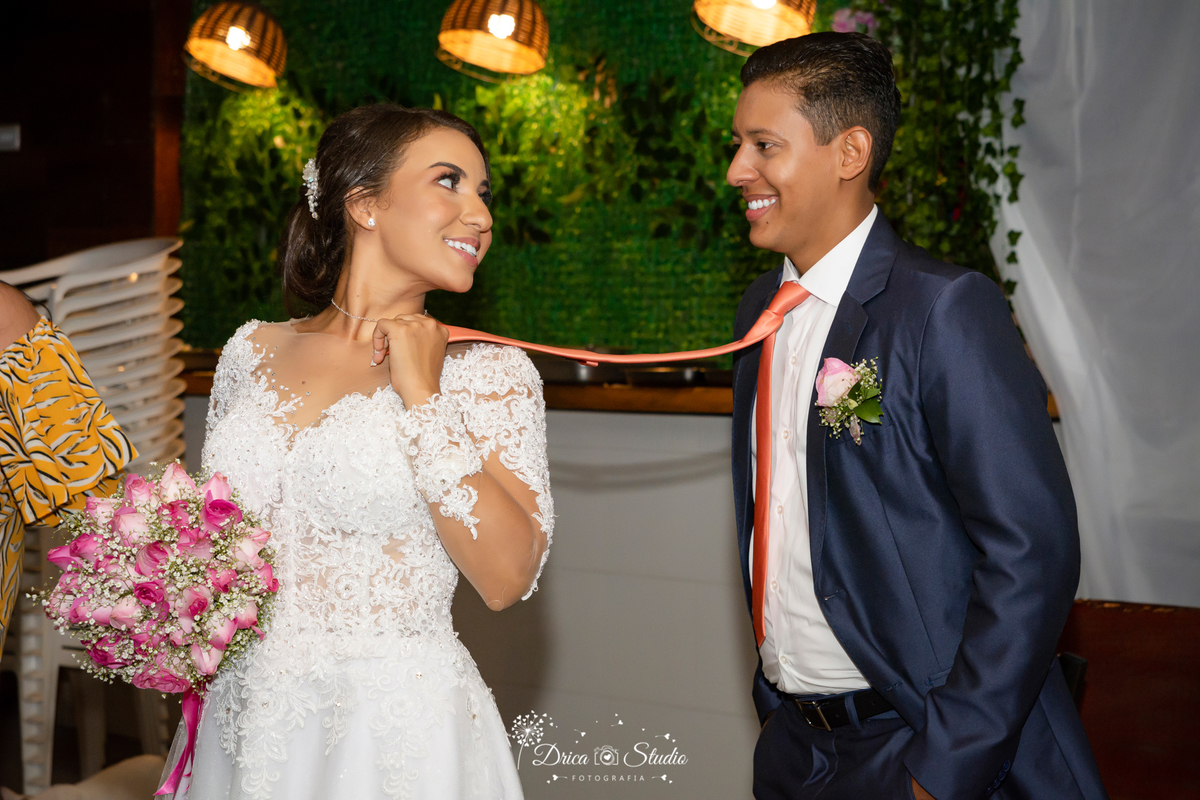 nó - esposório - casório - conjúgio - conúbio - enlace - esponsais - noiva puxando gravata de noivo - matrimônio - noivado - união - bodas - núpcias - casamento - Xinguara - Pará - Drica studio