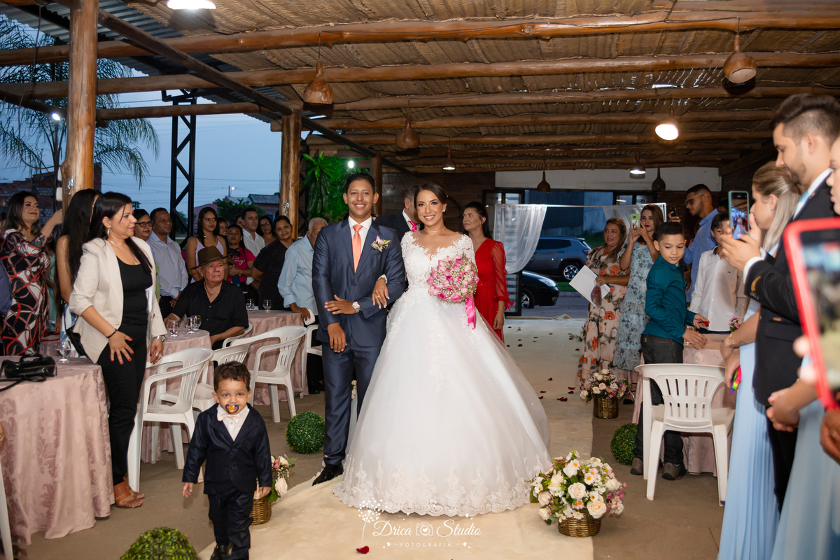 nó - esposório - casório - conjúgio - conúbio - enlace - esponsais - noivos entrando - matrimônio - noivado - união - bodas - núpcias - casamento - Xinguara - Pará - Drica studio