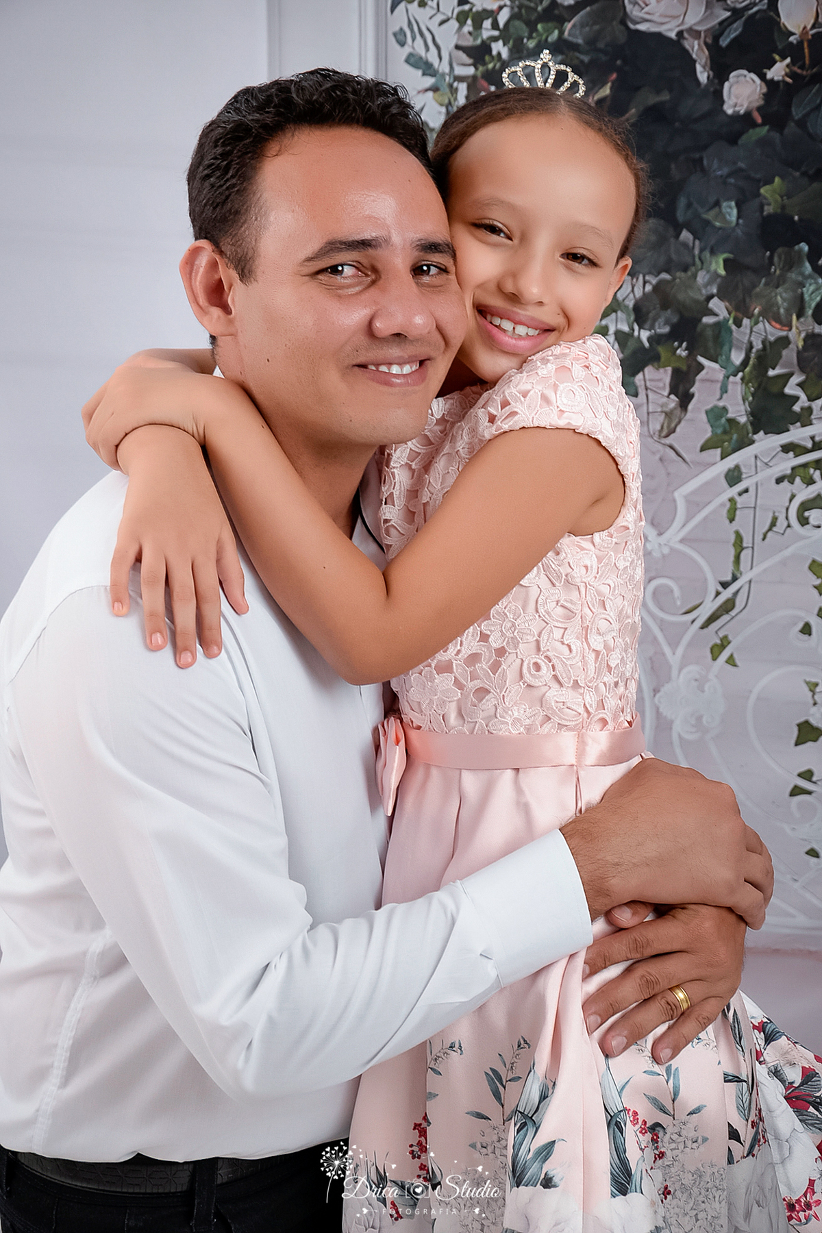 Família - bodas de estanho - 10 anos - família feliz - casamento - marido e mulher - irmãos - pai abraçando filha - família completa - casados - fotos em studio - reunida - Xinguara - Pará Drica studio - fotografia 