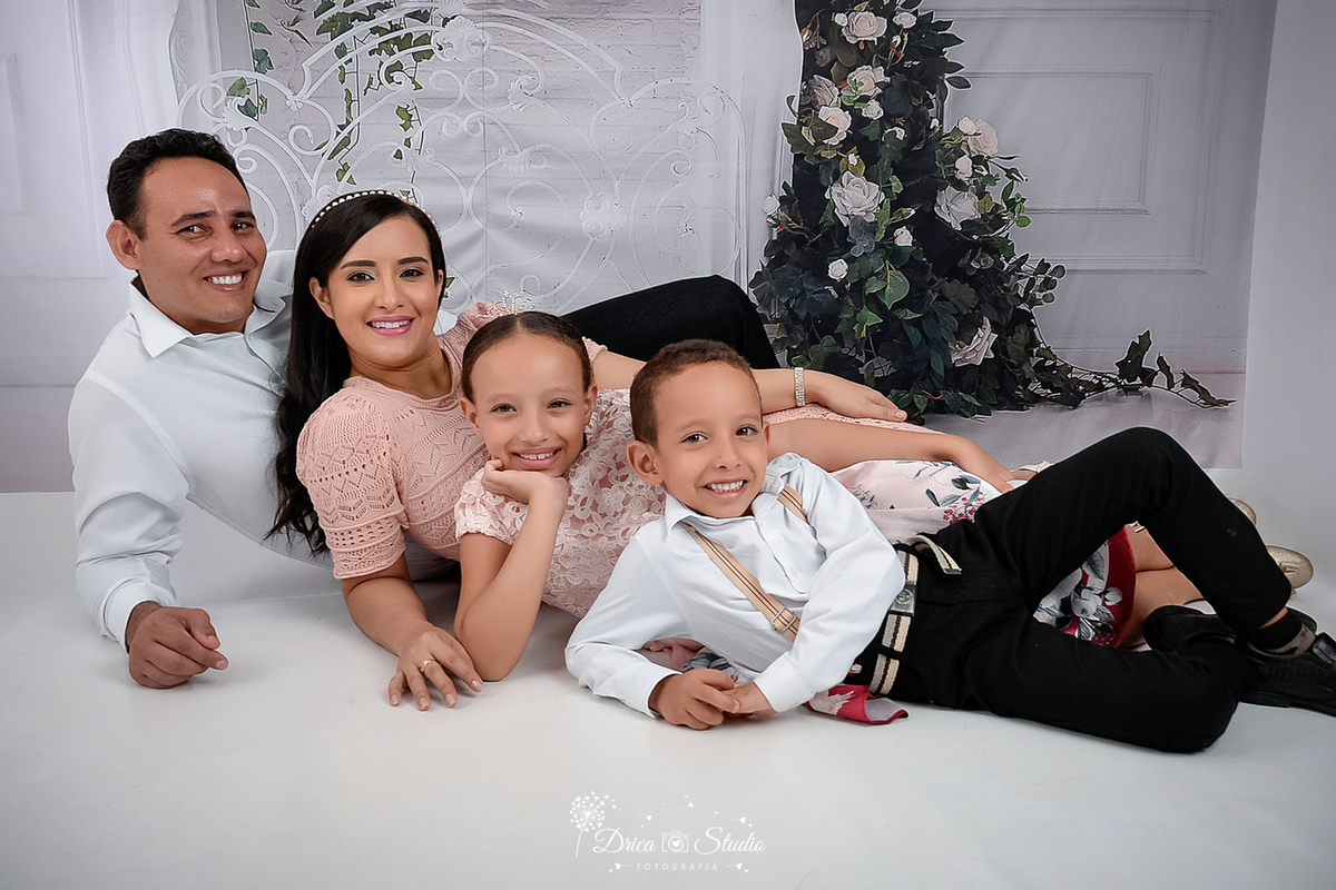 Família - bodas de estanho - 10 anos - família feliz - casamento - marido e mulher - irmãos - família criativa - família completa - casados - fotos em studio - reunida - Xinguara - Pará Drica studio - fotografia 