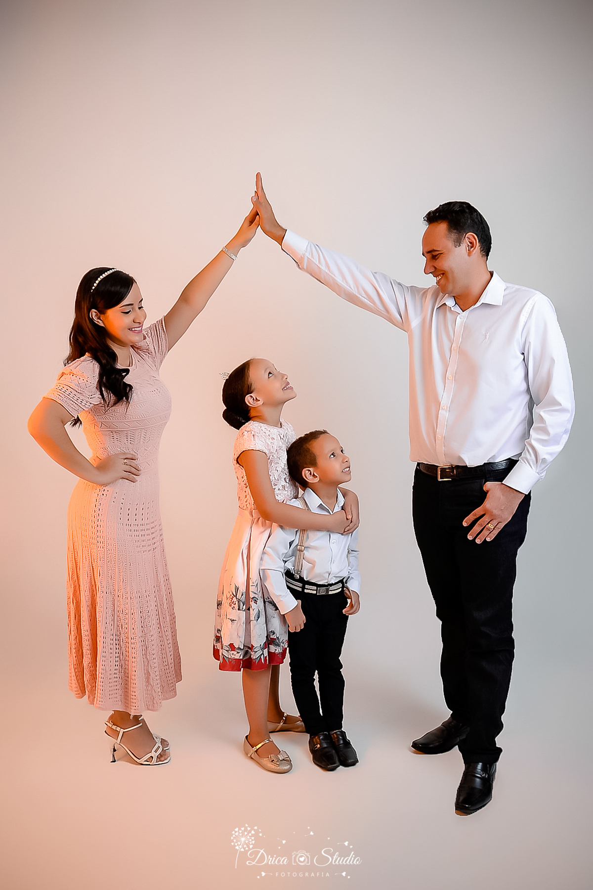 Família - bodas de estanho - 10 anos - família feliz - casamento - marido e mulher - irmãos - casinha - família completa - casados - fotos em studio - reunida - Xinguara - Pará Drica studio - fotografia 