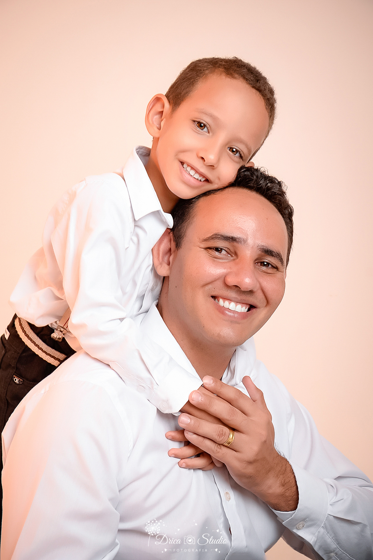 Família - bodas de estanho - 10 anos - família feliz - casamento - marido e mulher - irmãos - filho abraçando pai -família completa - casados - fotos em studio - reunida - Xinguara - Pará Drica studio - fotografia 