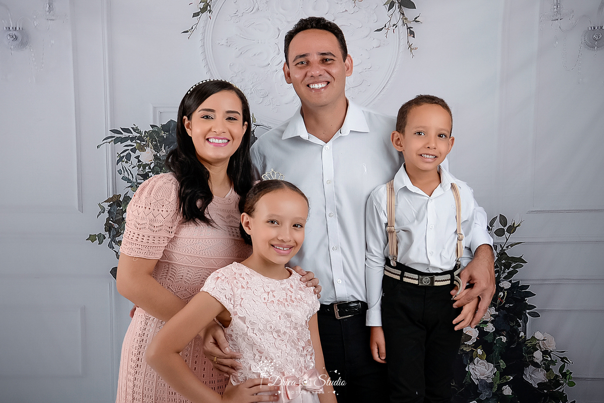 Família - bodas de estanho - 10 anos - família feliz - casamento - marido e mulher - irmãos - sorrisos - família completa - casados - fotos em studio - reunida - Xinguara - Pará Drica studio - fotografia 