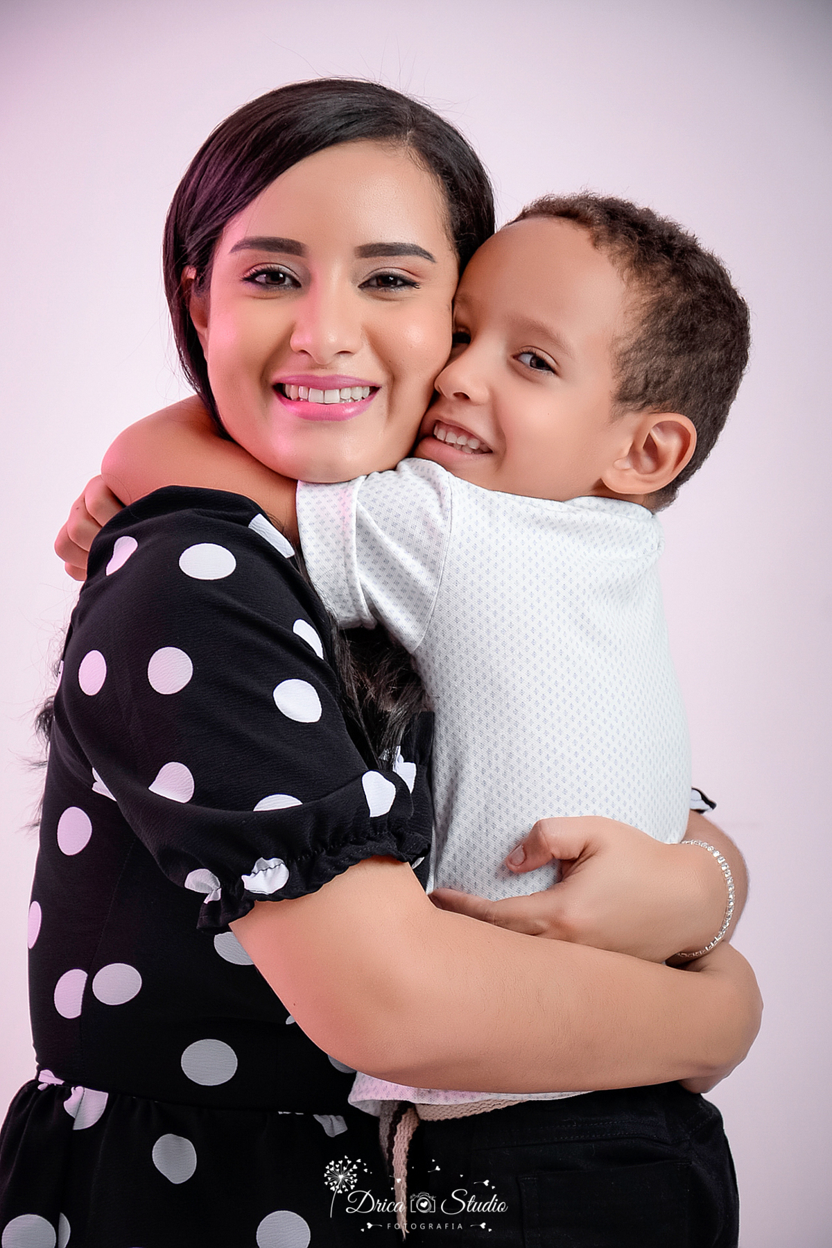 Família - bodas de estanho - 10 anos - família feliz - casamento - marido e mulher - irmãos - filho abraçando mãe - família completa - casados - fotos em studio - reunida - Xinguara - Pará Drica studio - fotografia 