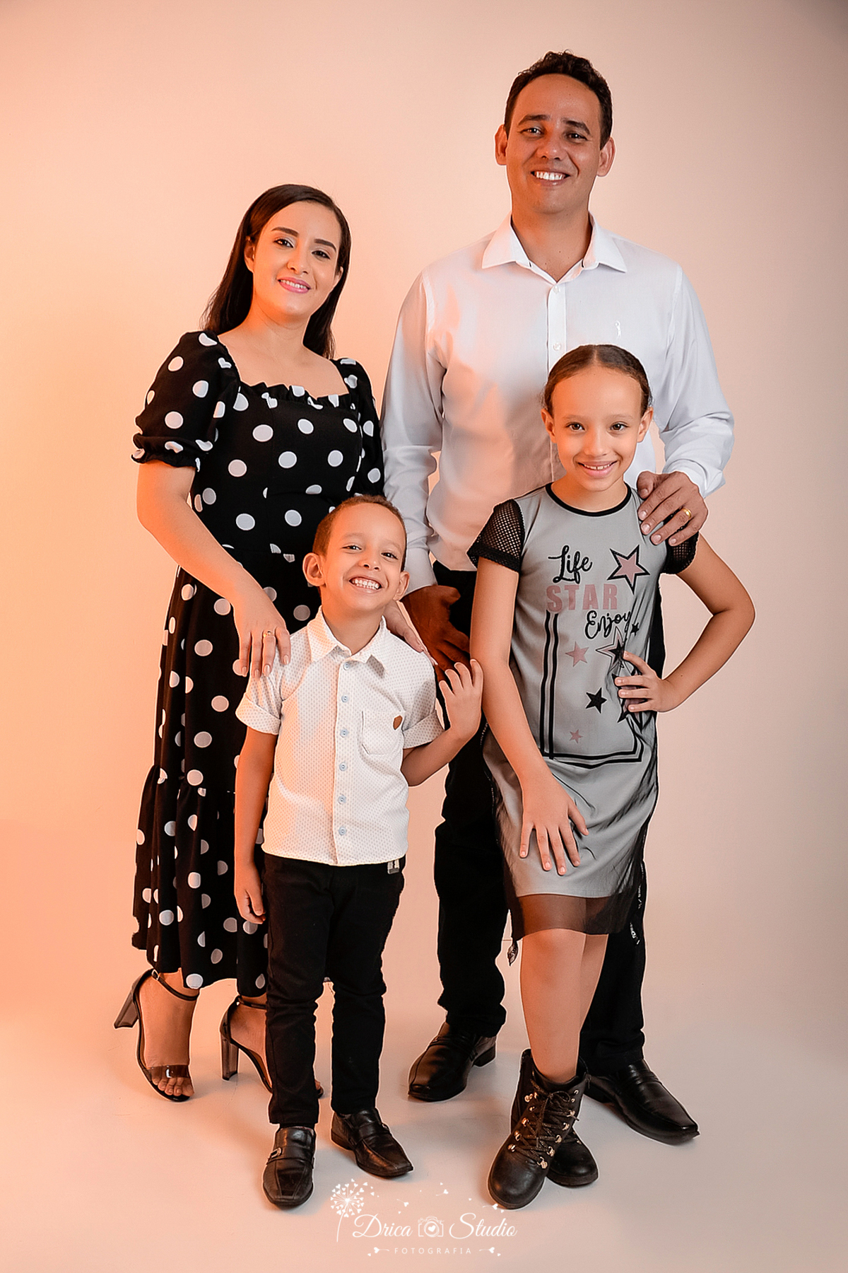 Família - bodas de estanho - 10 anos - família feliz - casamento - marido e mulher - irmãos - fotos familia sorrindo - família completa - casados - fotos em studio - reunida - Xinguara - Pará Drica studio - fotografia 