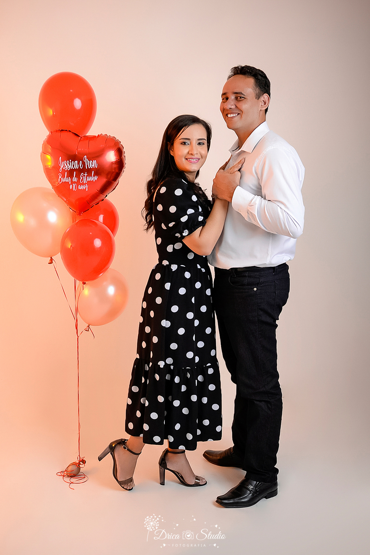 Família - bodas de estanho - 10 anos - família feliz - casamento - marido e mulher - irmãos - casal - família completa - casados - fotos em studio - reunida - Xinguara - Pará Drica studio - fotografia 