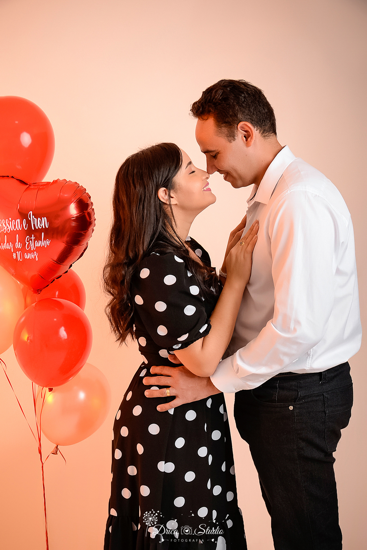 Família - bodas de estanho - 10 anos - família feliz - casamento - marido e mulher - irmãos - narizinho de casal - família completa - casados - fotos em studio - reunida - Xinguara - Pará Drica studio - fotografia 