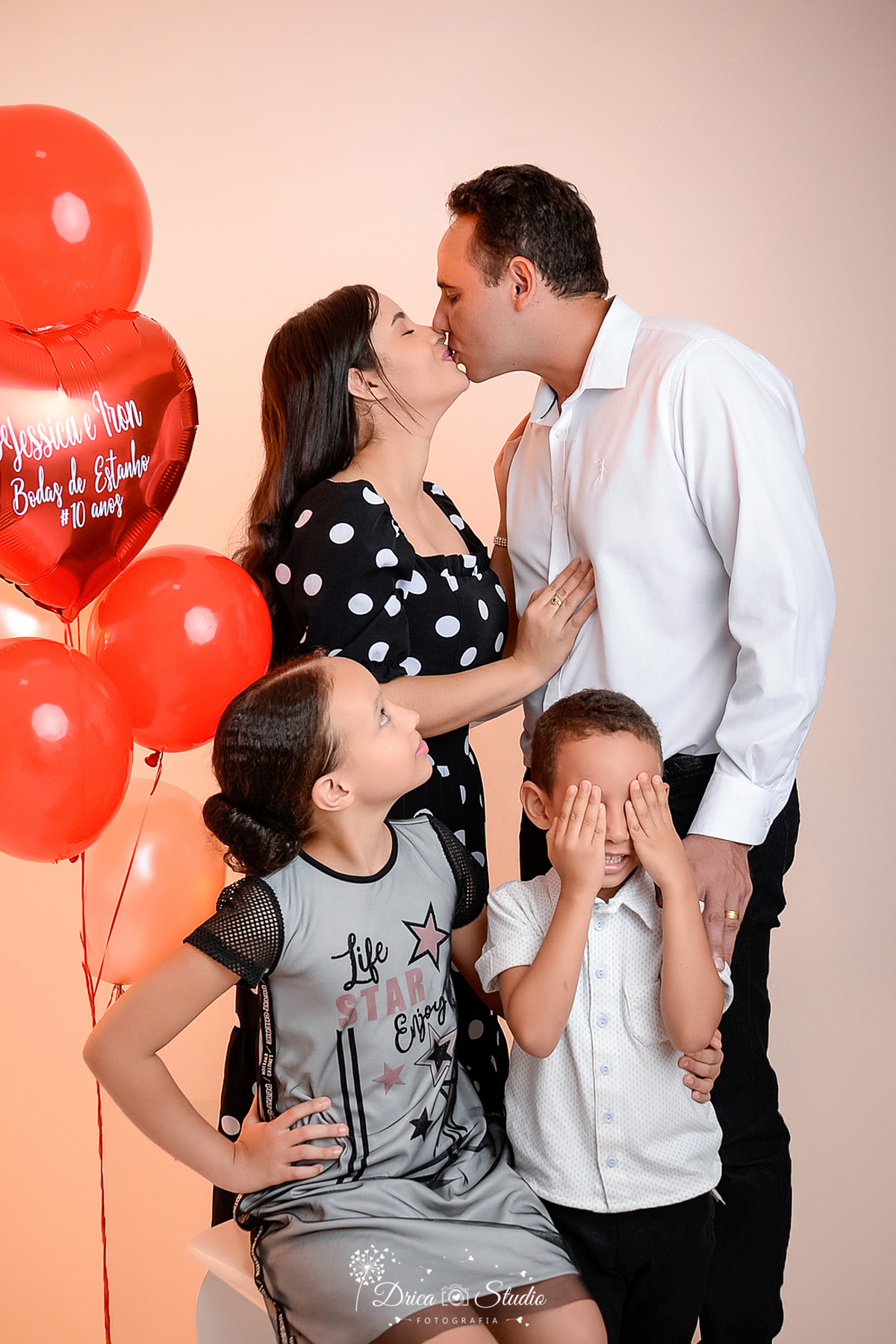 Família - bodas de estanho - 10 anos - família feliz - casamento - marido e mulher - irmãos - filhos tampando olho - família completa - casados - fotos em studio - reunida - Xinguara - Pará Drica studio - fotografia 