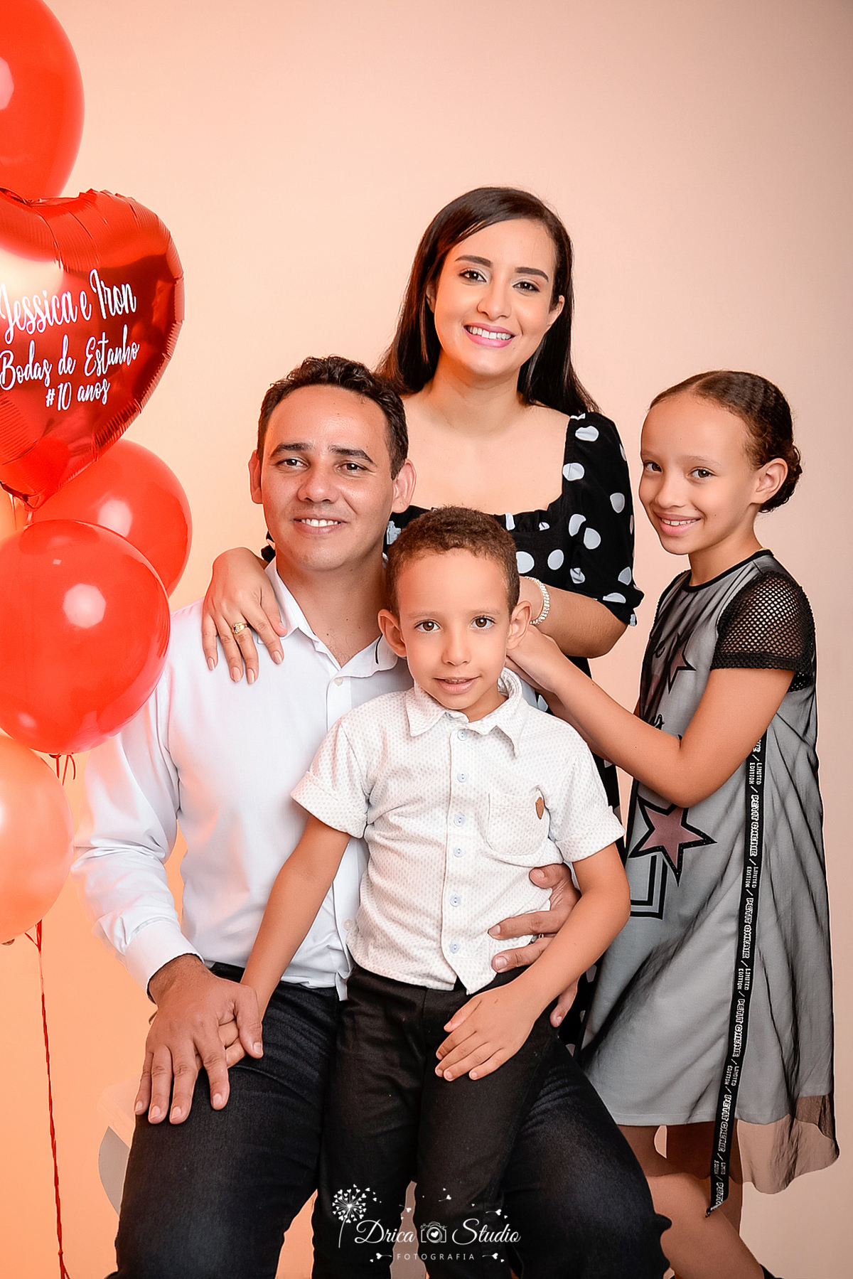 Família - bodas de estanho - 10 anos - família feliz - casamento - marido e mulher - irmãos - família modelo -família completa - casados - fotos em studio - reunida - Xinguara - Pará Drica studio - fotografia 