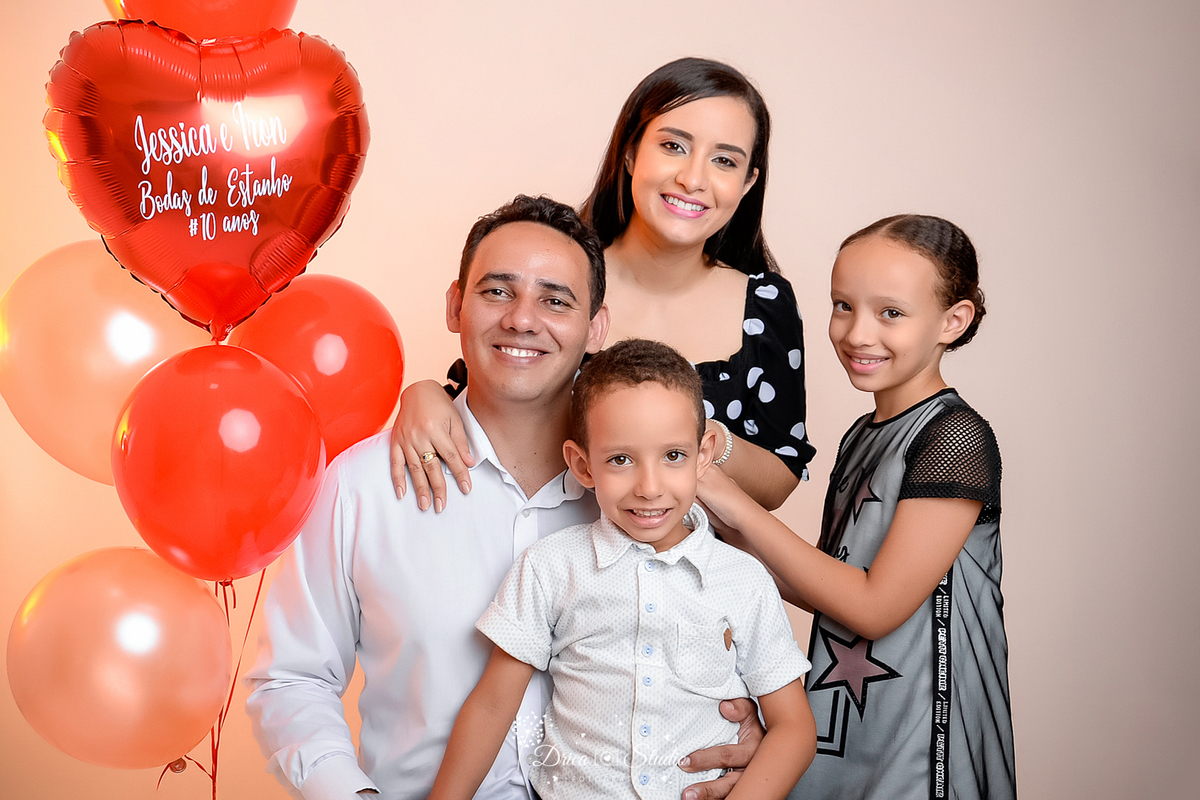 Família - bodas de estanho - 10 anos - família feliz - casamento - marido e mulher - irmãos - família completa - casados - fotos em studio - reunida - Xinguara - Pará Drica studio - fotografia 