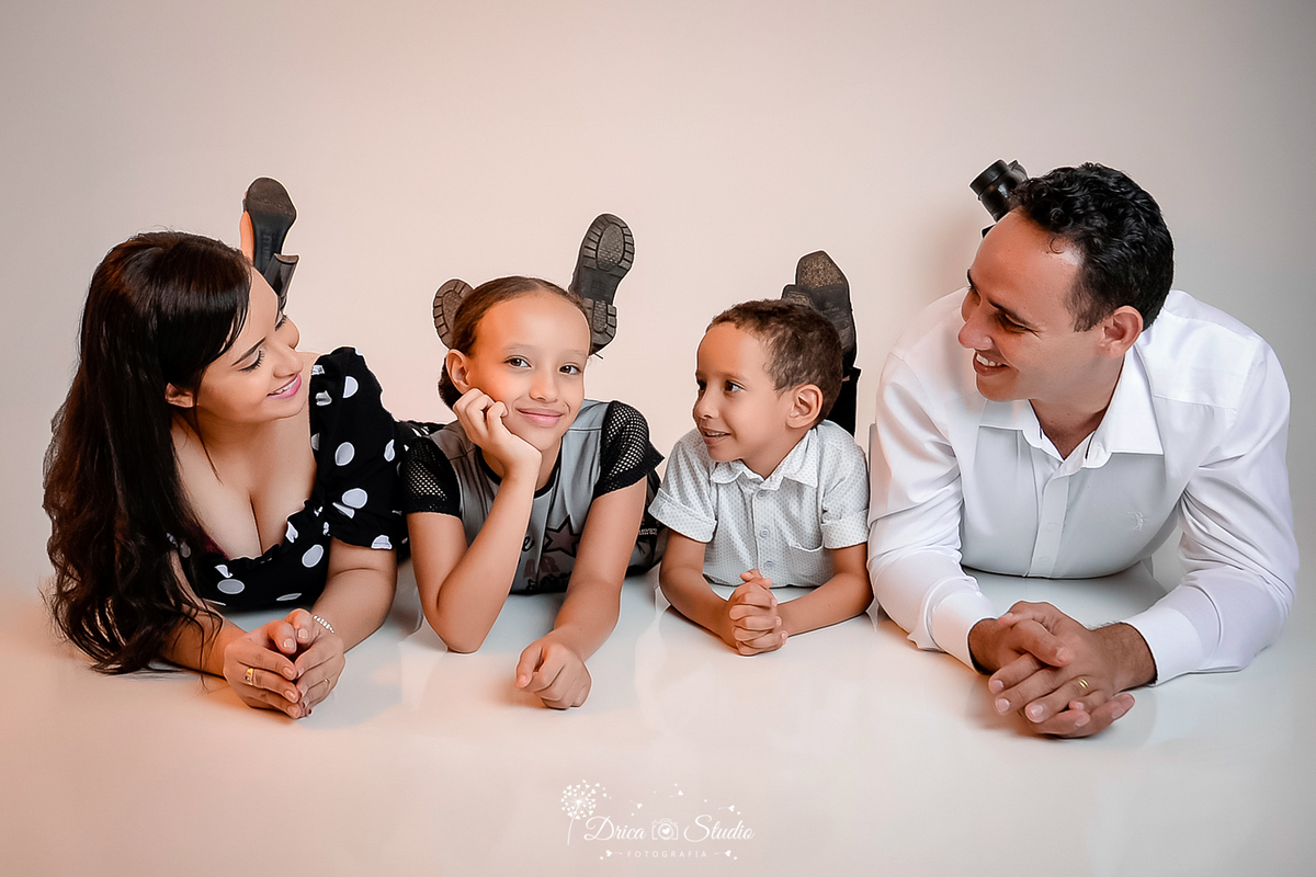 Família - bodas de estanho - 10 anos - família feliz - casamento - marido e mulher - irmãos - fotos de familia deitada - família completa - casados - fotos em studio - reunida - Xinguara - Pará Drica studio - fotografia 