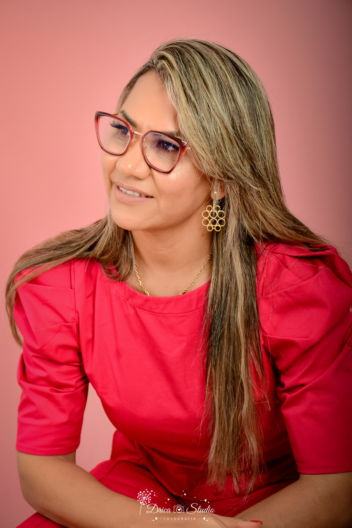 Publicidade - fotos profissionais - capacitado - especialista - muher - divulgação - propagação - propaganda - anuncio - qualificados - técnicos - Drica Studio - Fotografia - Xinguara - Pará - fotos de perfil profissional - fotos em studio de fundo rosa