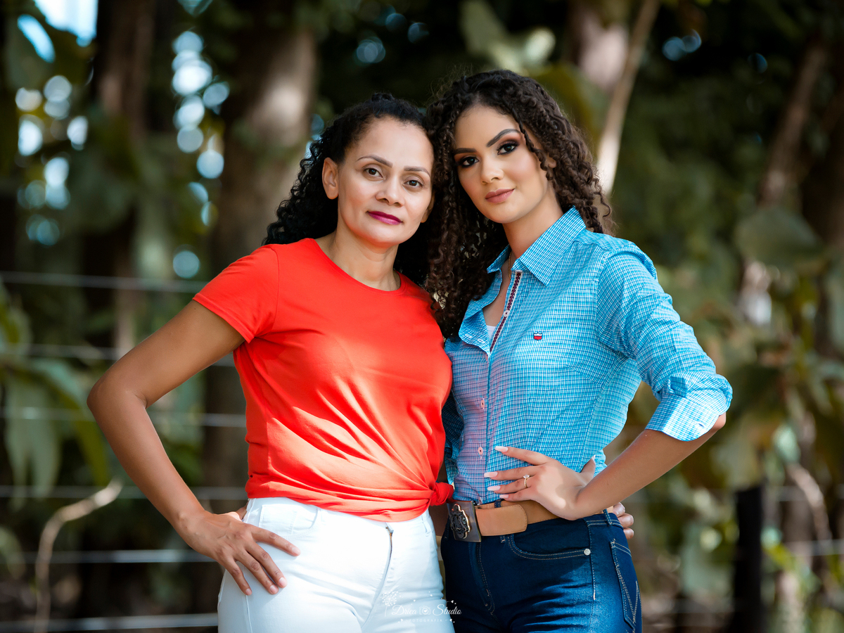 18 anos - fotos externas - fotos ao ar livre - amadurecimento - aniversário - fotos profissionais de aniversário - princesa - vestidos - cacheadas - fotos em fazenda - fotos country - mulher - cavalo - xinguara - drica studio - Pará - mãe e filha