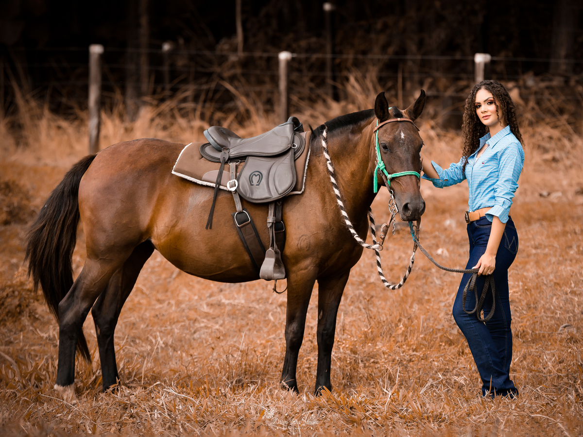18 anos - fotos externas - fotos ao ar livre - amadurecimento - aniversário - fotos profissionais de aniversário - princesa - vestidos - cacheadas - fotos em fazenda - fotos country - mulher - cavalo - xinguara - drica studio - Pará