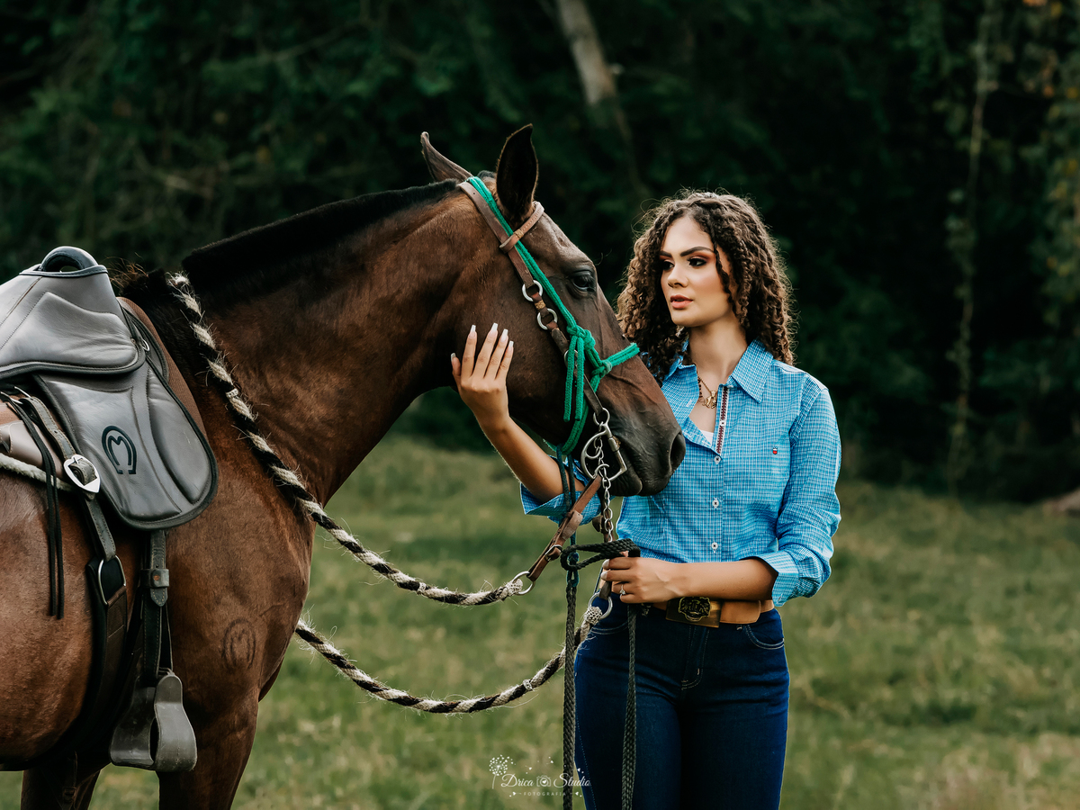 18 anos - fotos externas - fotos ao ar livre - amadurecimento - aniversário - fotos profissionais de aniversário - princesa - vestidos - cacheadas - fotos em fazenda - fotos country - mulher - cavalo - xinguara - drica studio - Pará